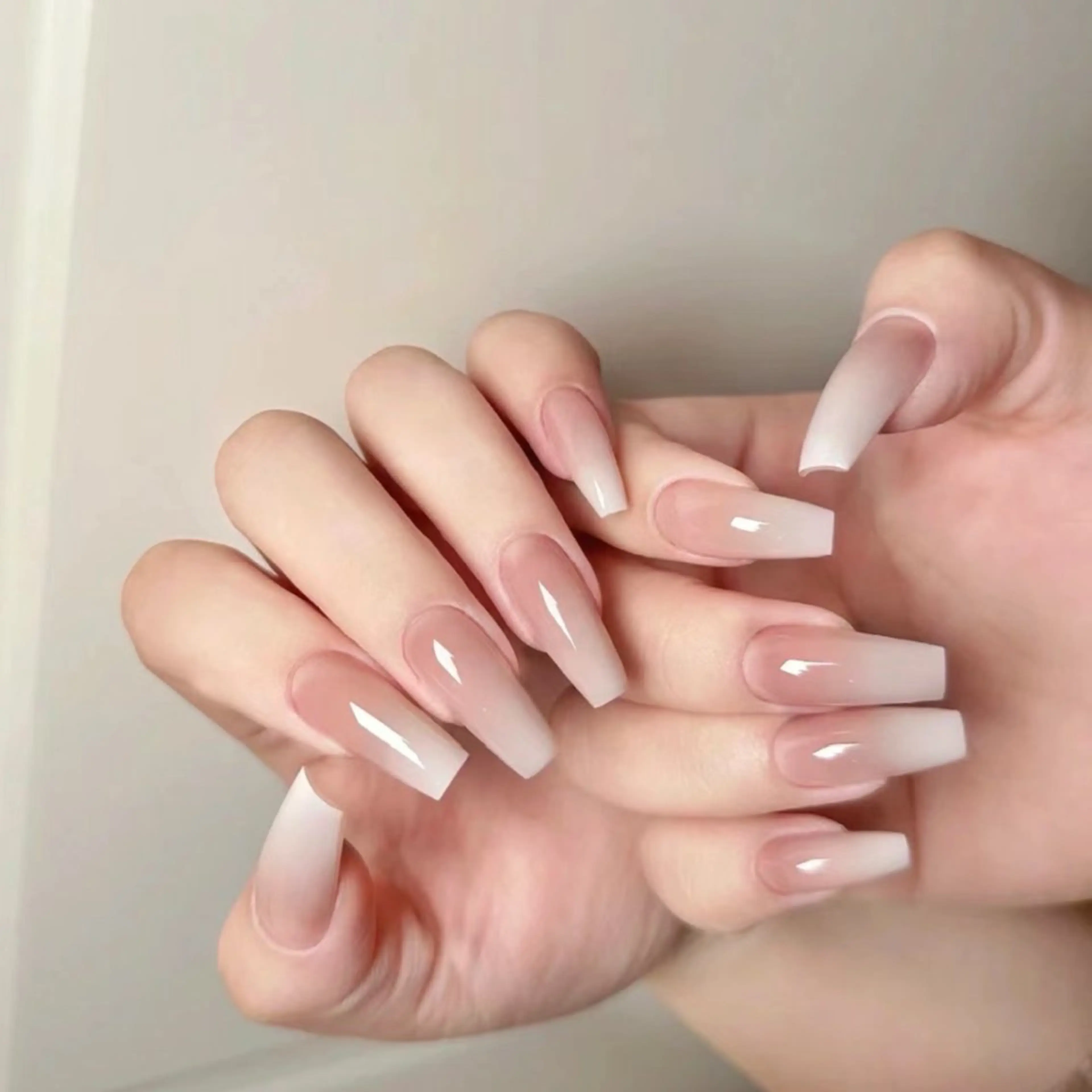 チップ長さだし　グラデーションネイル💎パーツ2個プレゼントの写真