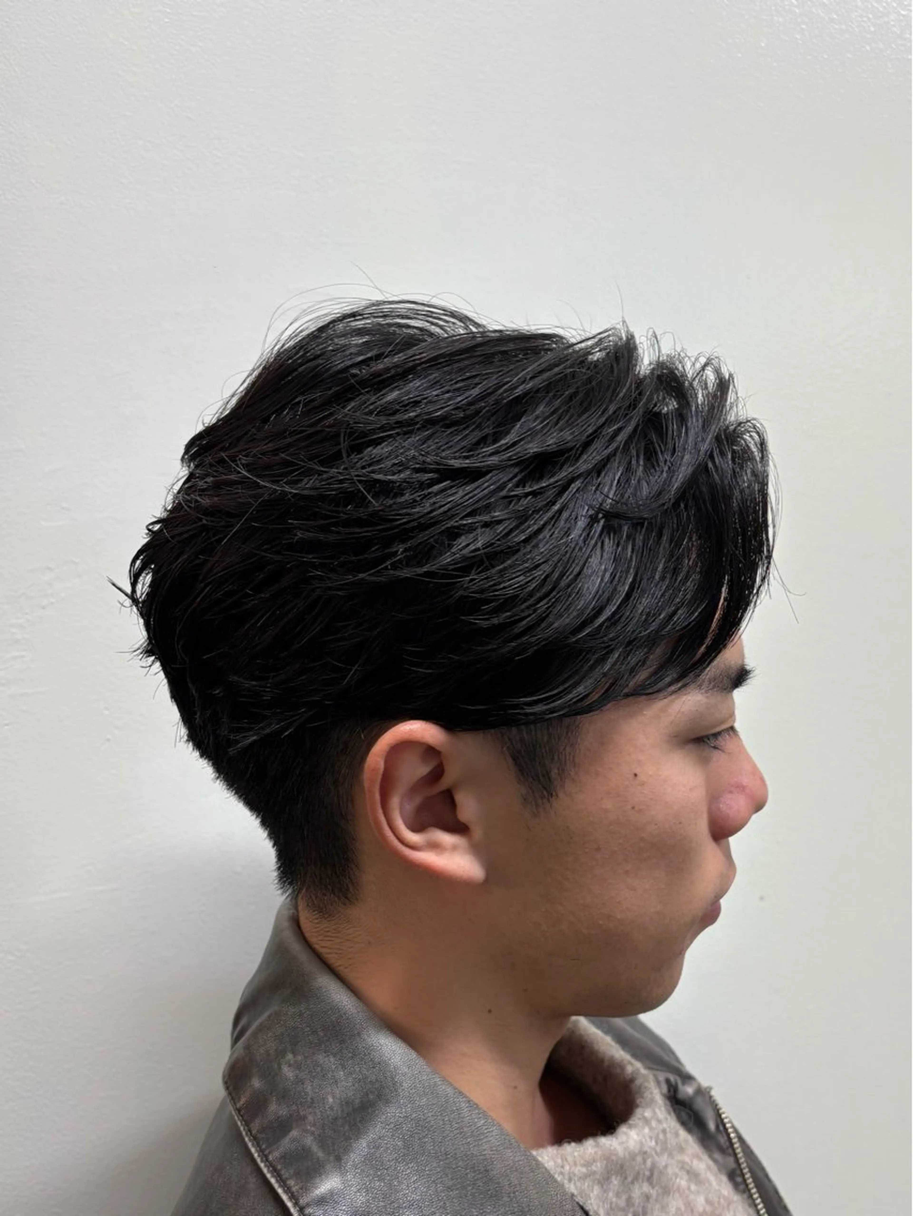 ショート パーマ メンズ フェザーパーマ メンズパーマ ニュアンスパーマ カット パーマ 韓国風メンズ/毛流れ ヘアなら須田龍世のヘアスタイル