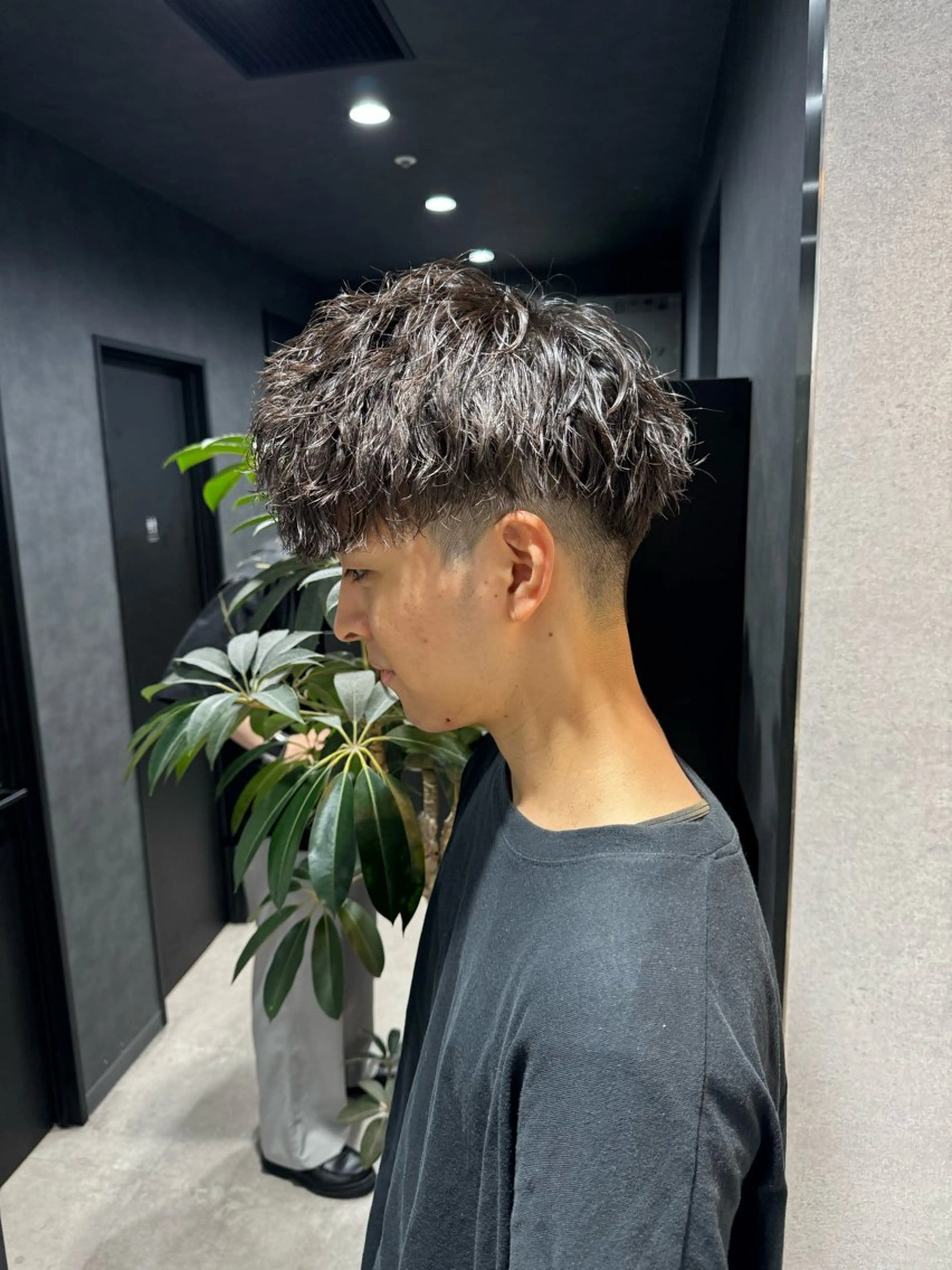 ショート カラー パーマ ヘアアレンジ メンズ メンズブリーチ センターパート メンズハイライト メンズハイトーン マッシュ カット パーマ トリートメント ヘッドスパ ヘアセット スパイキー/フェザー /波巻き/かいとのヘアスタイル