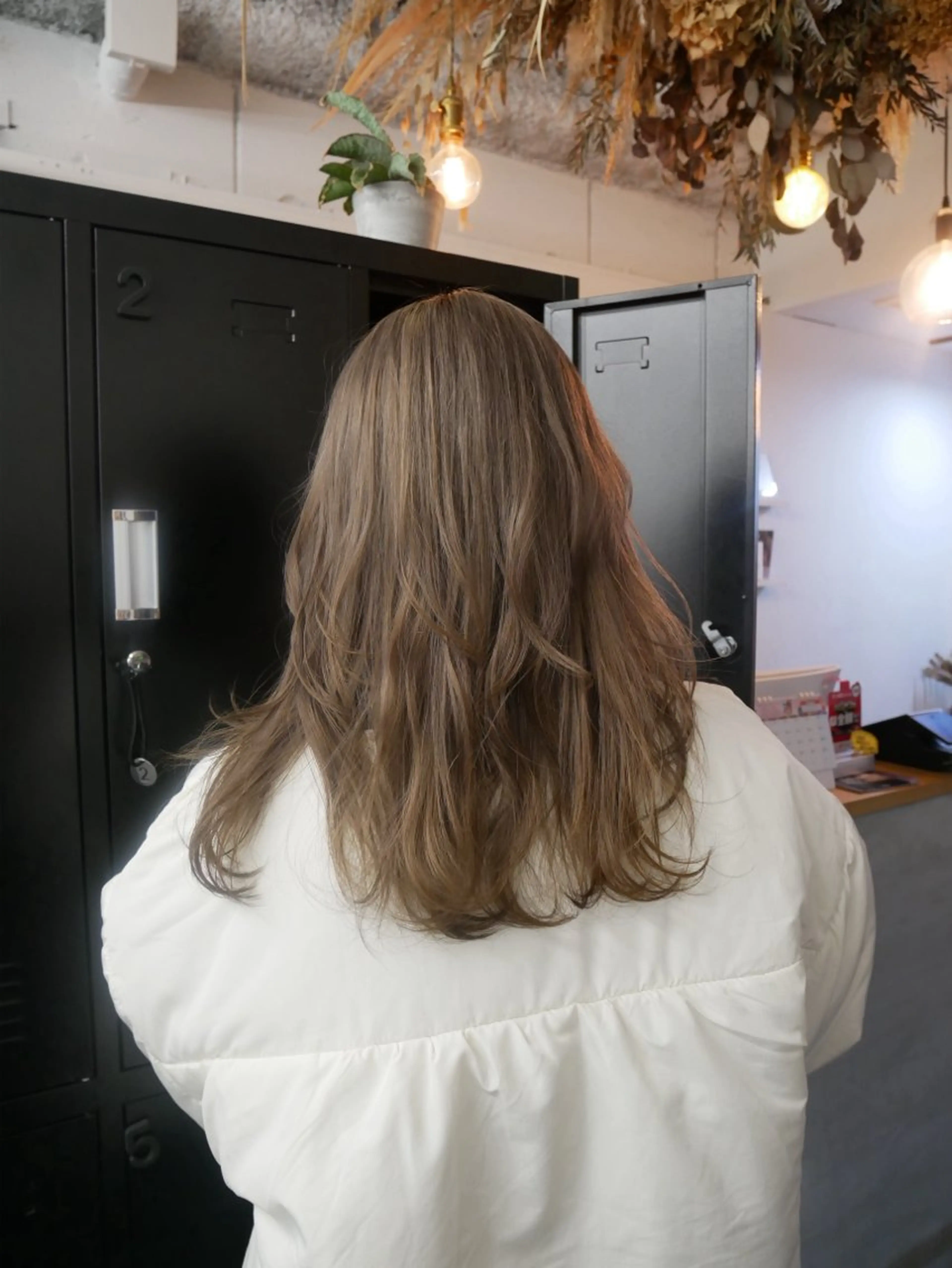 セミロング カラー ヘアアレンジ ベージュカラー ブリーチ 透明感カラー モリ ナツルのヘアスタイル