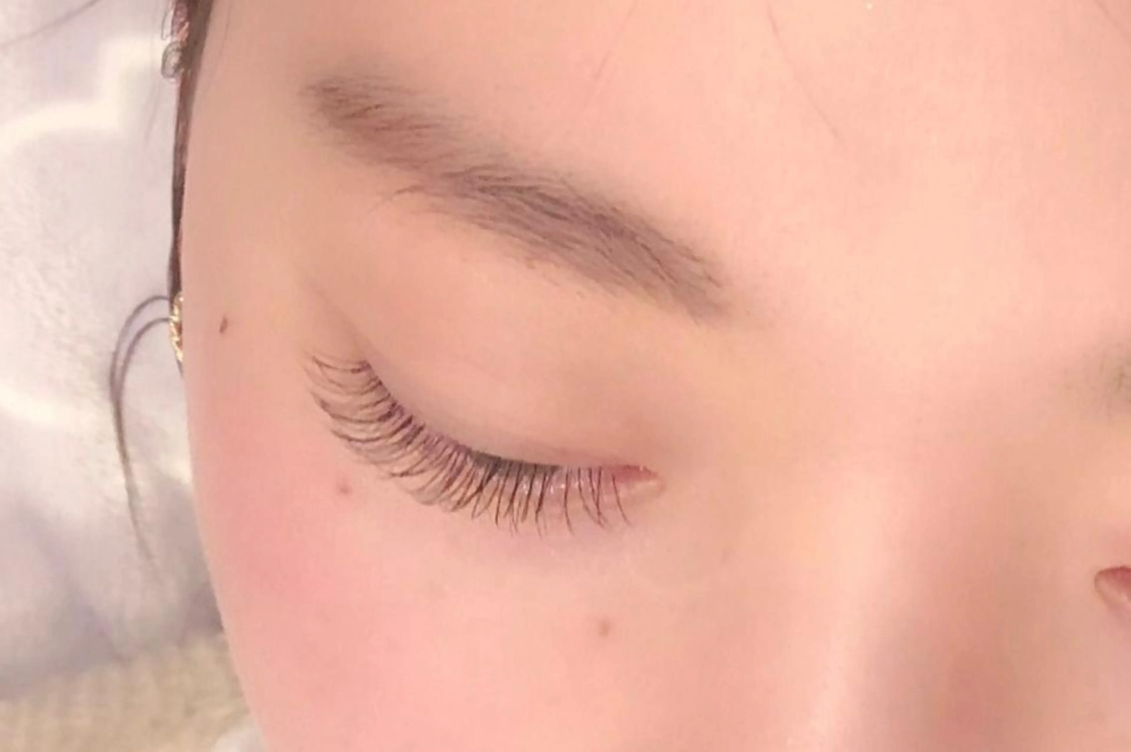 お試しや付け足しにオススメ‼️自まつ毛への負担が少ないフラットラッシュ  カラーマツエク　80本　シンプルの写真