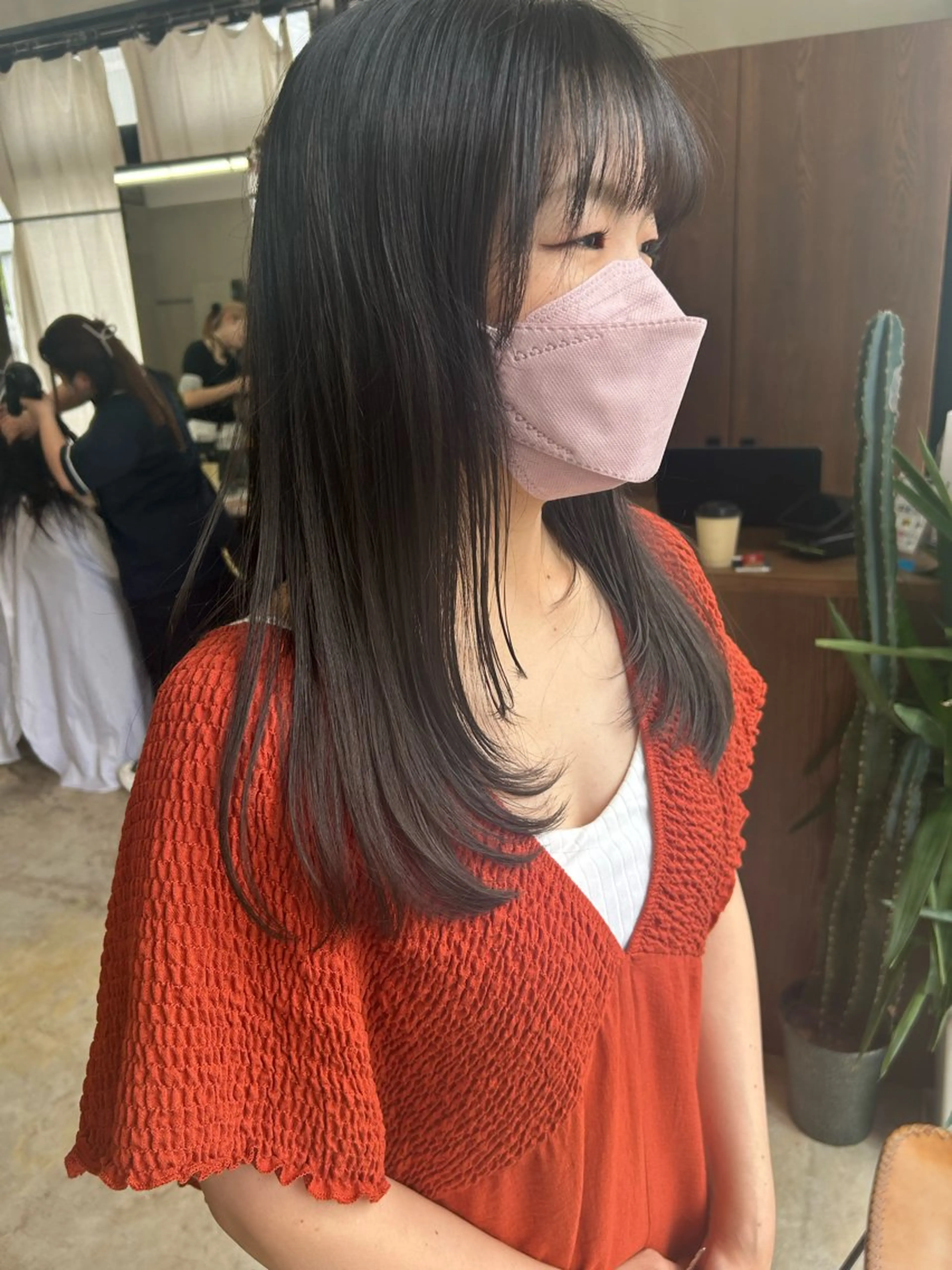 セミロング レイヤーカット ローレイヤー カット ヘアカラー トリートメント オリーブ/ ナカミネアキナのヘアスタイル