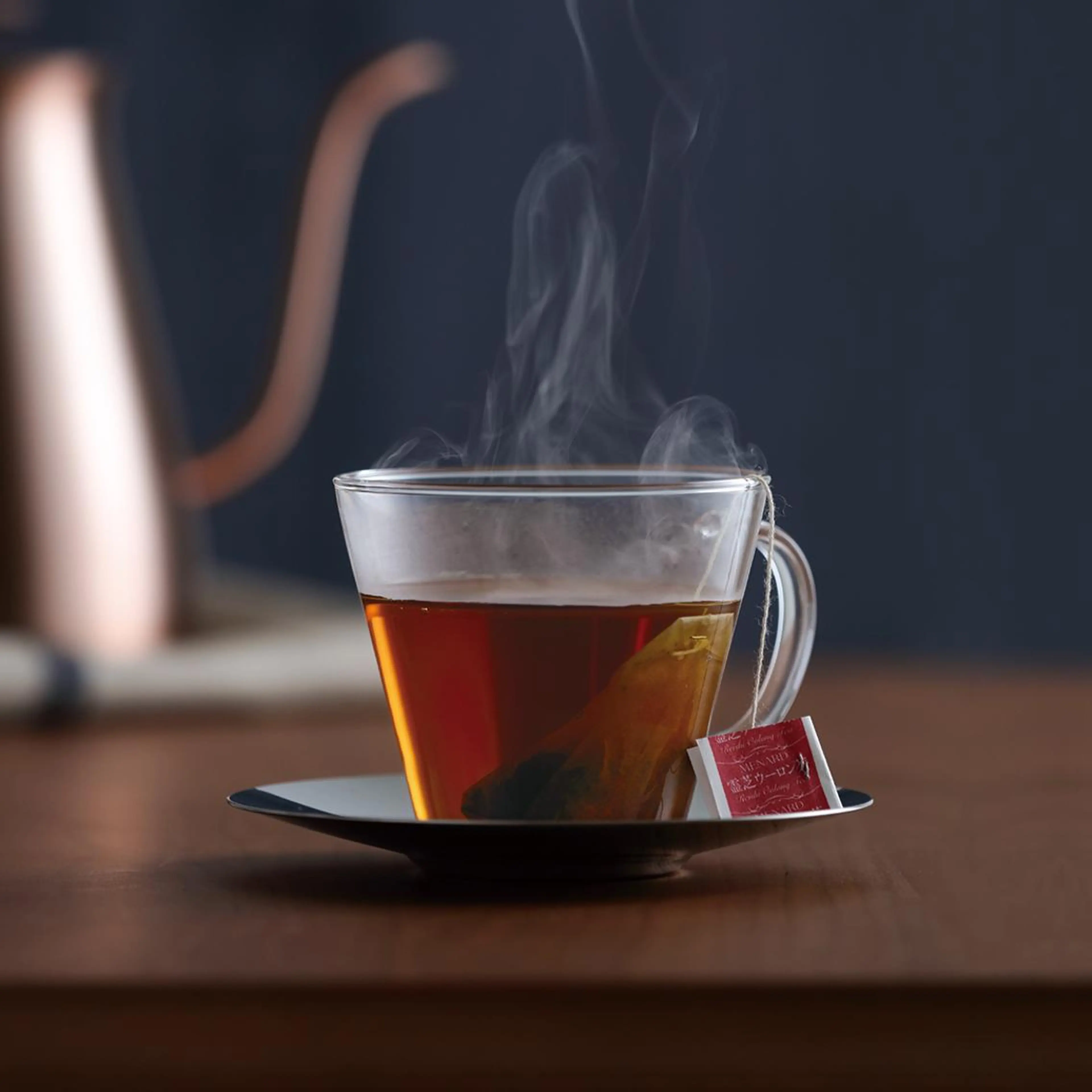 健康茶を飲みながらメナードの紹介の写真