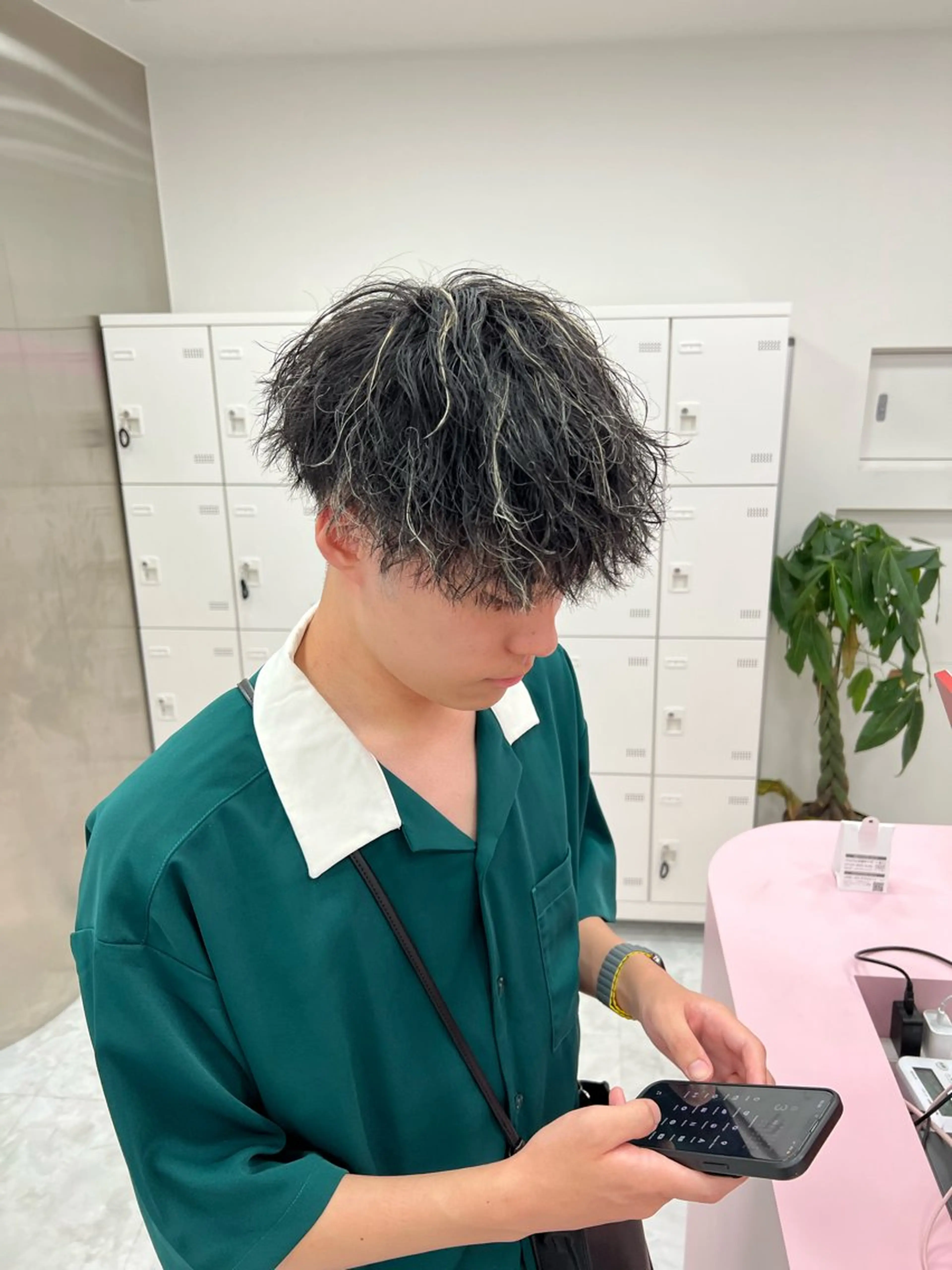 ミディアム カラー パーマ メンズ ミディアムパーマ センターパート メンズ韓国風 韓国マッシュ マッシュウルフ ヘアカラー トリートメント ヘッドスパ ヘアセット トレンド/レイヤー うる艶🪞CANDYのヘアスタイル