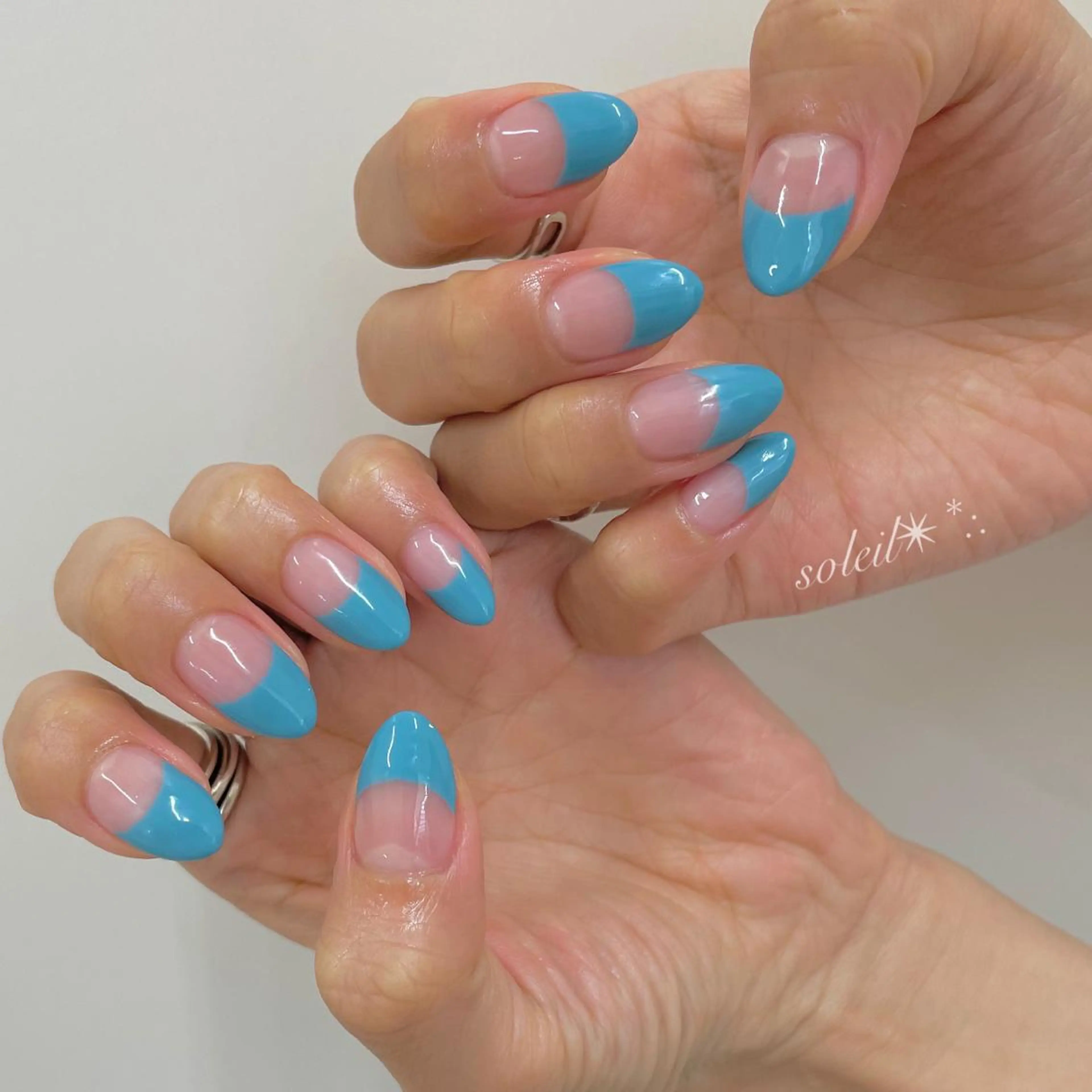 ネイル アートネイル フレンチネイル ラメ(グリッター) ニュアンスネイル オフィスネイル 粟津 美紀のネイルデザイン