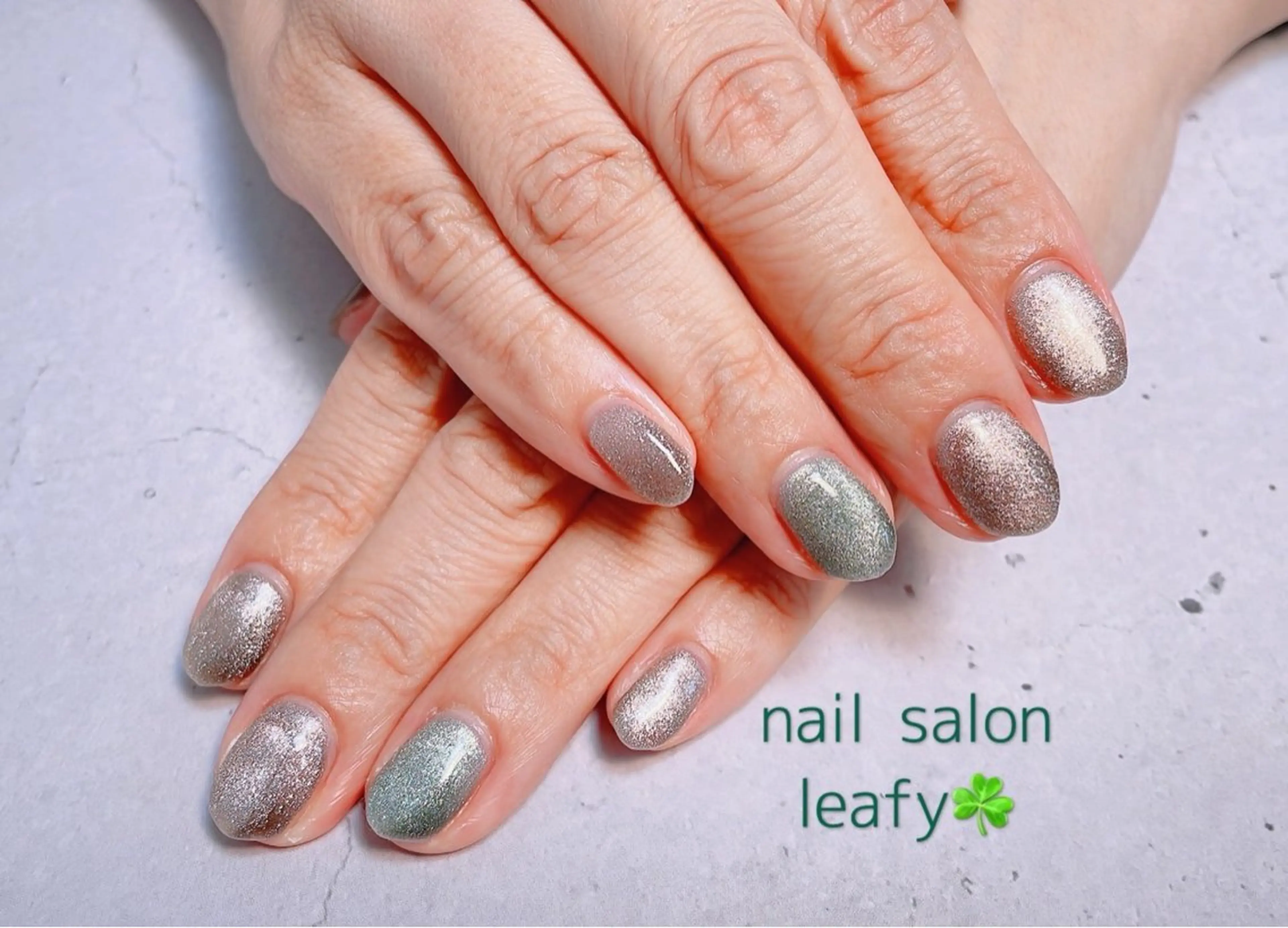 ネイル ゴールド グリーン マグネットネイル 夏ネイル ネイルサロン leafyのネイルデザイン