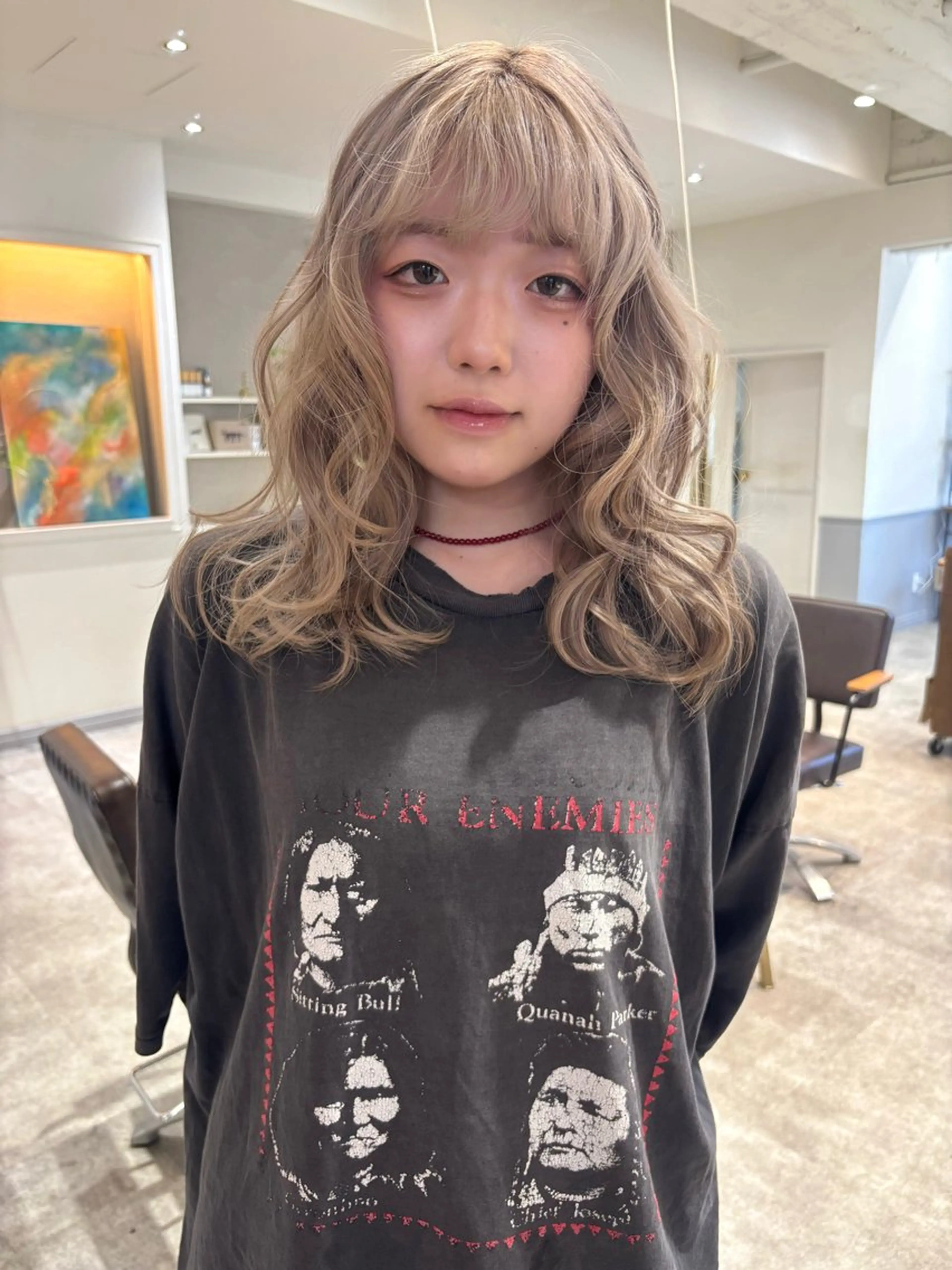 セミロング ヘアカラー ｍｏｍｏ/ ハイトーン/ベージュのヘアスタイル