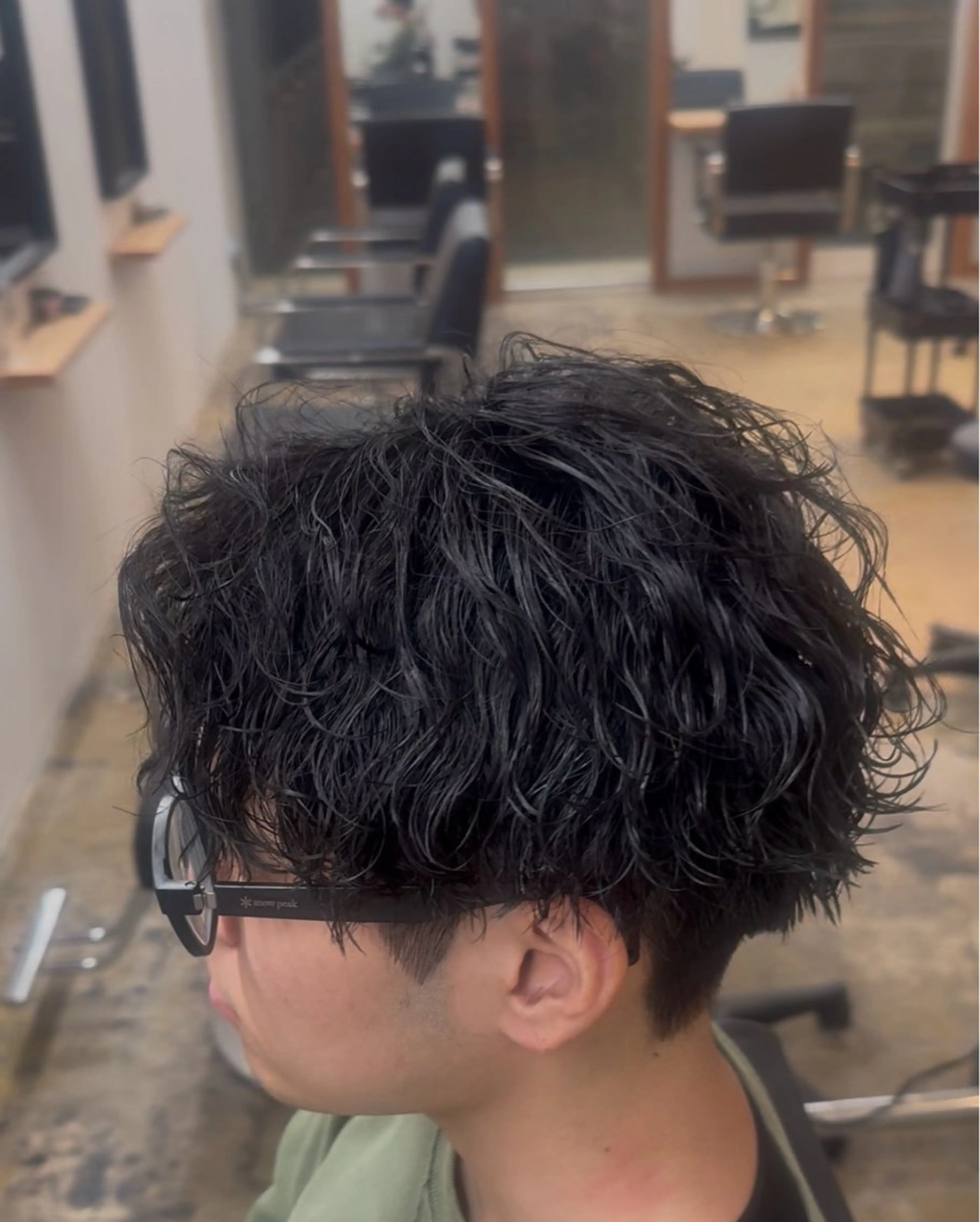 ミディアム パーマ メンズ センターパート 波巻きパーマ WAVE所属・西川 佑樹のヘアスタイル