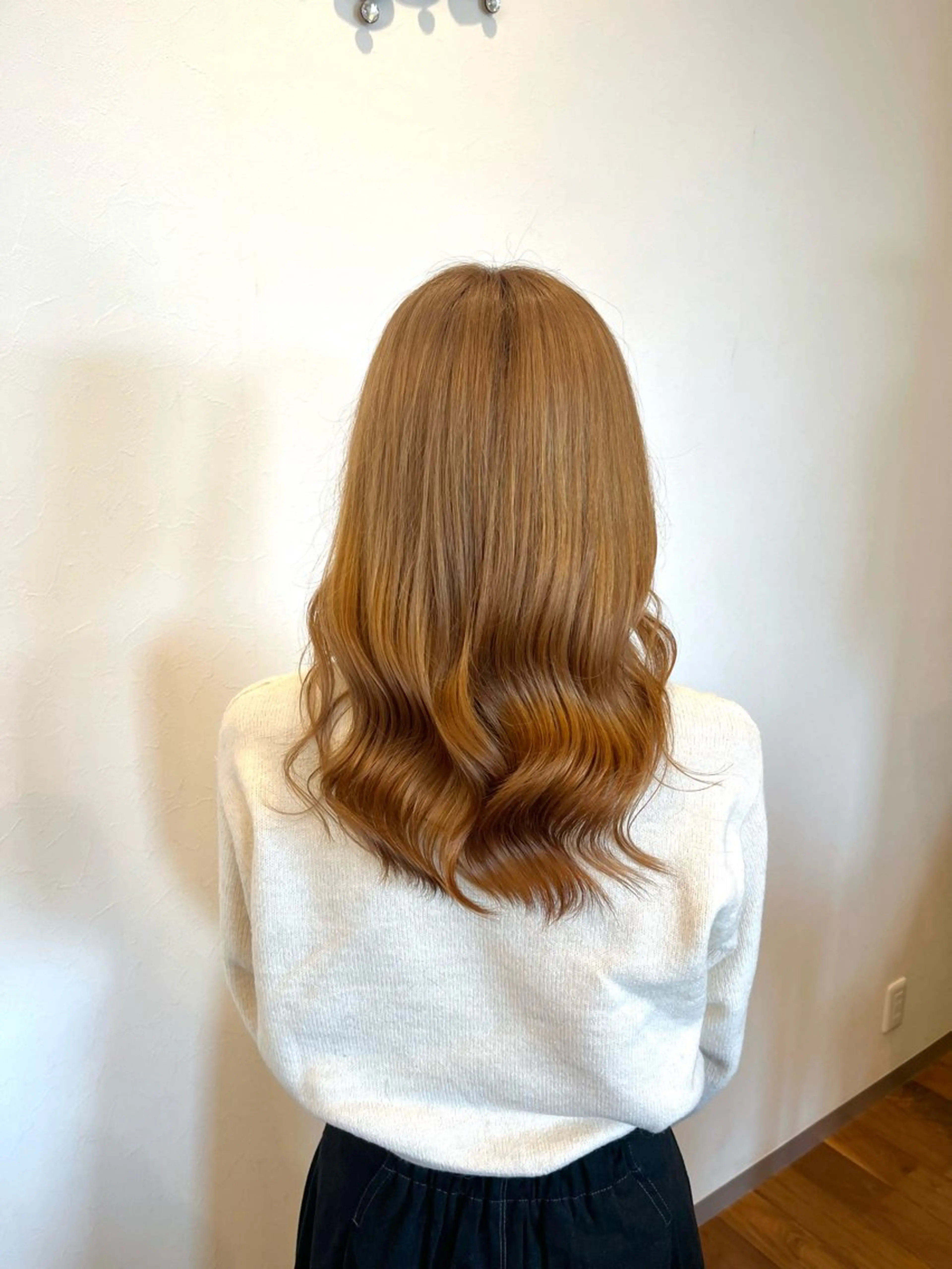 セミロング カラー ベージュカラー ブリーチ ミルクティーベージュ 卒業式のヘアスタイル 学生 カット ヘアカラー トリートメント 今井 杏奈のヘアスタイル