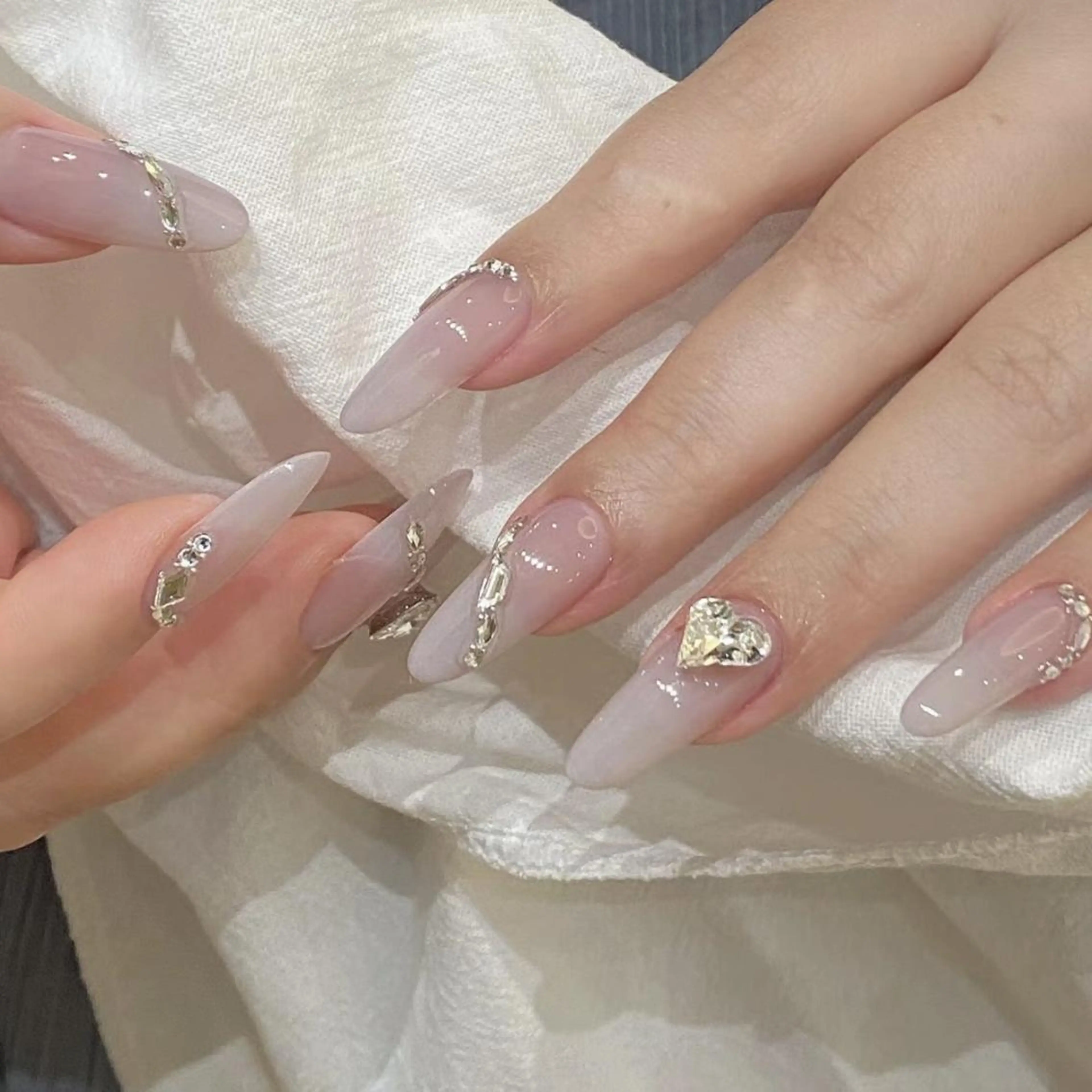 ネイル RAFFINE 月🦋🩵のネイルデザイン