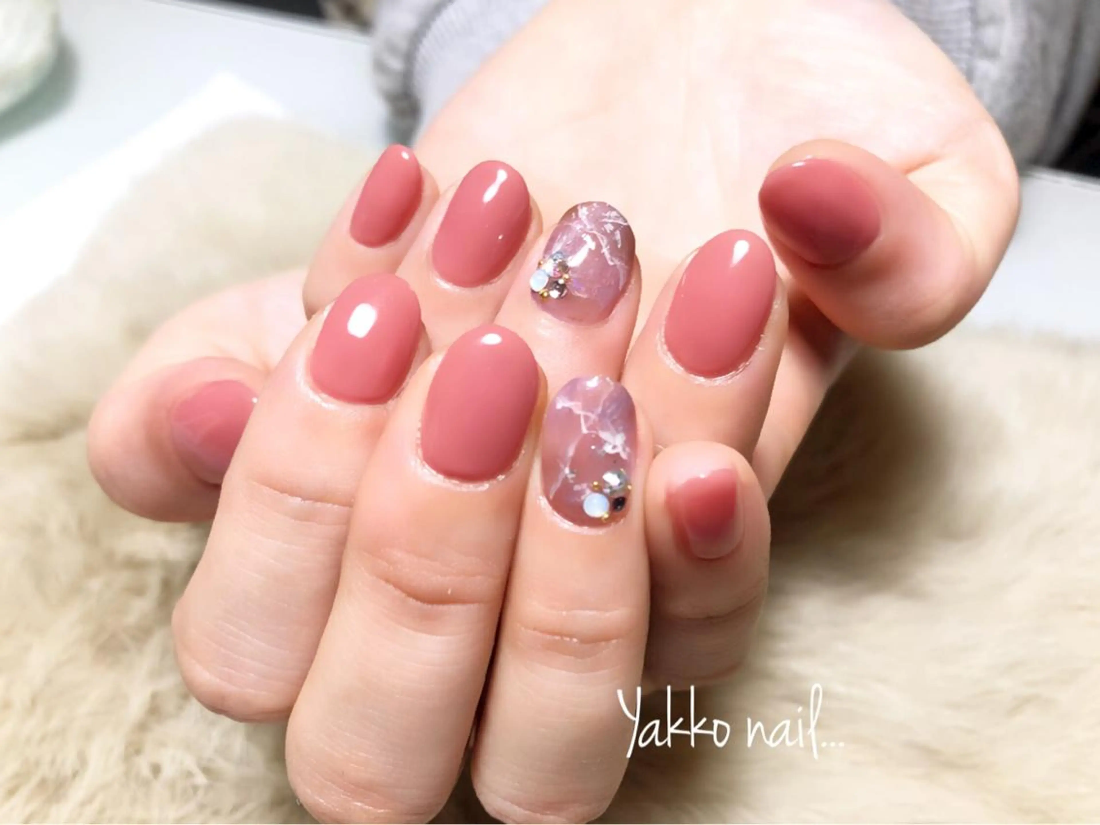 ネイル Yakko pas á pasのネイルデザイン