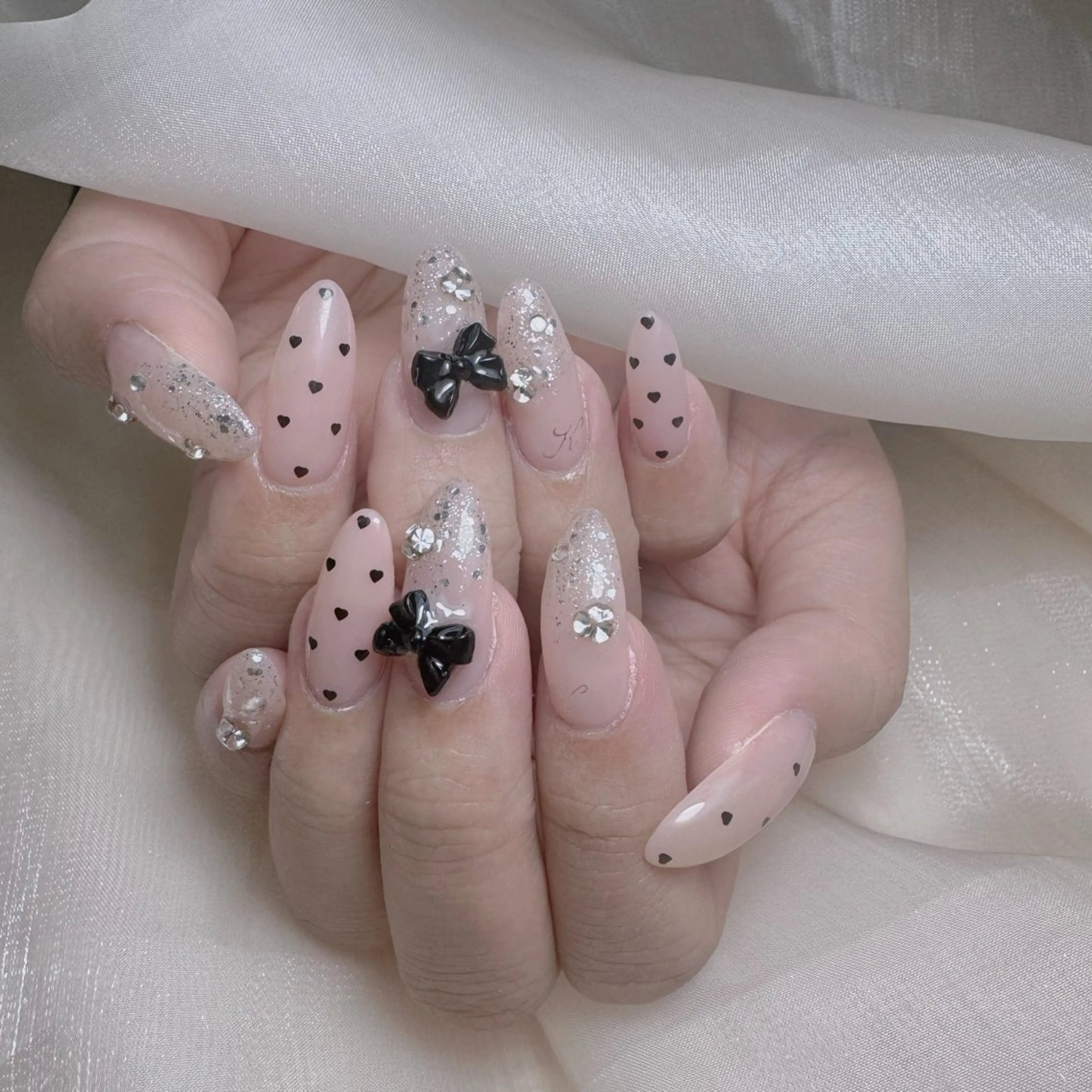 ネイル チークネイル ドット ガーリー キラキラネイル 韓国ネイル ハンドネイル NailPrincess所属・princess スカルプ専門店のネイルデザイン