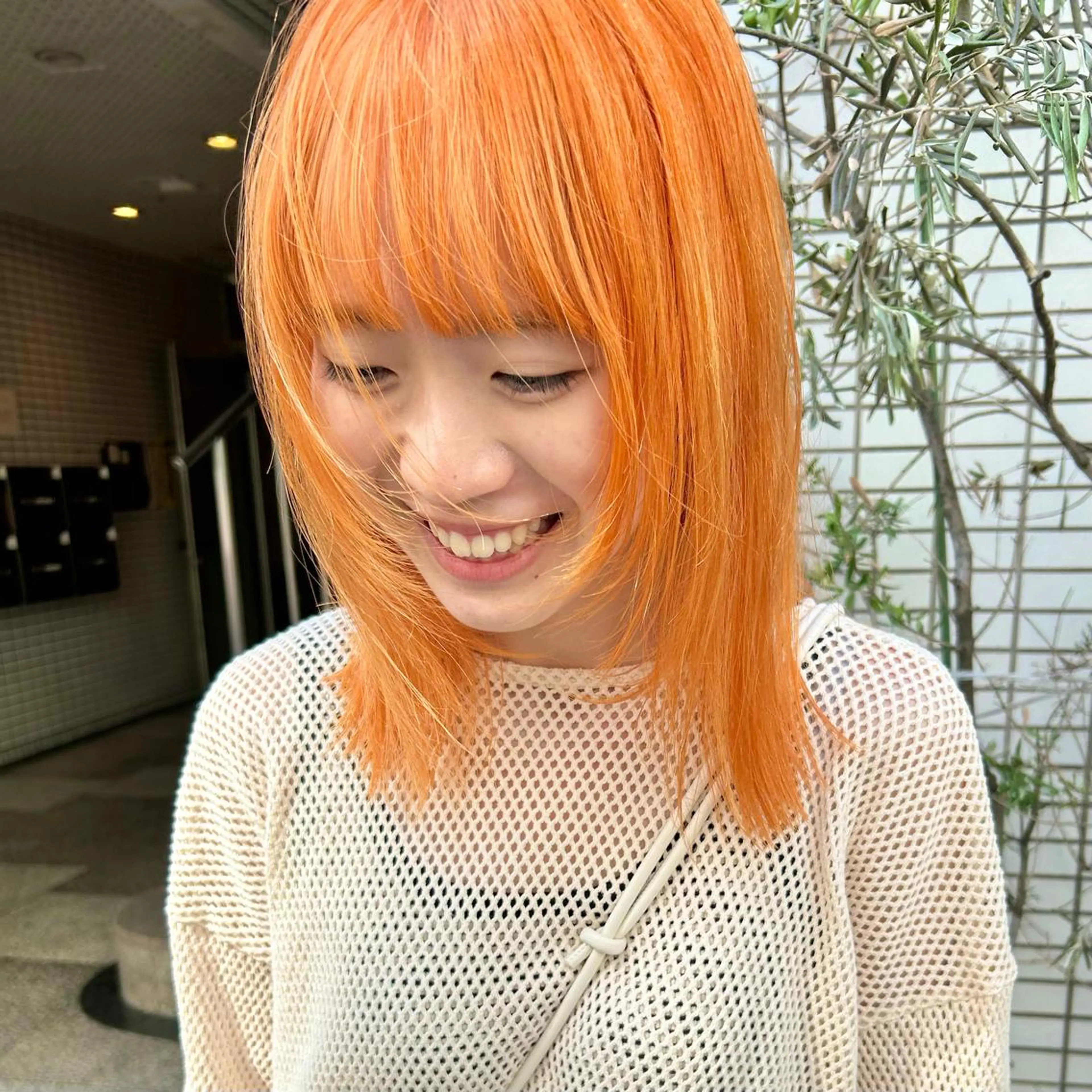 ミディアム カラー オレンジ レイヤーカット ヘアカラー トリートメント ハイトーン/ブリーチ 似合せカット/パーマのヘアスタイル