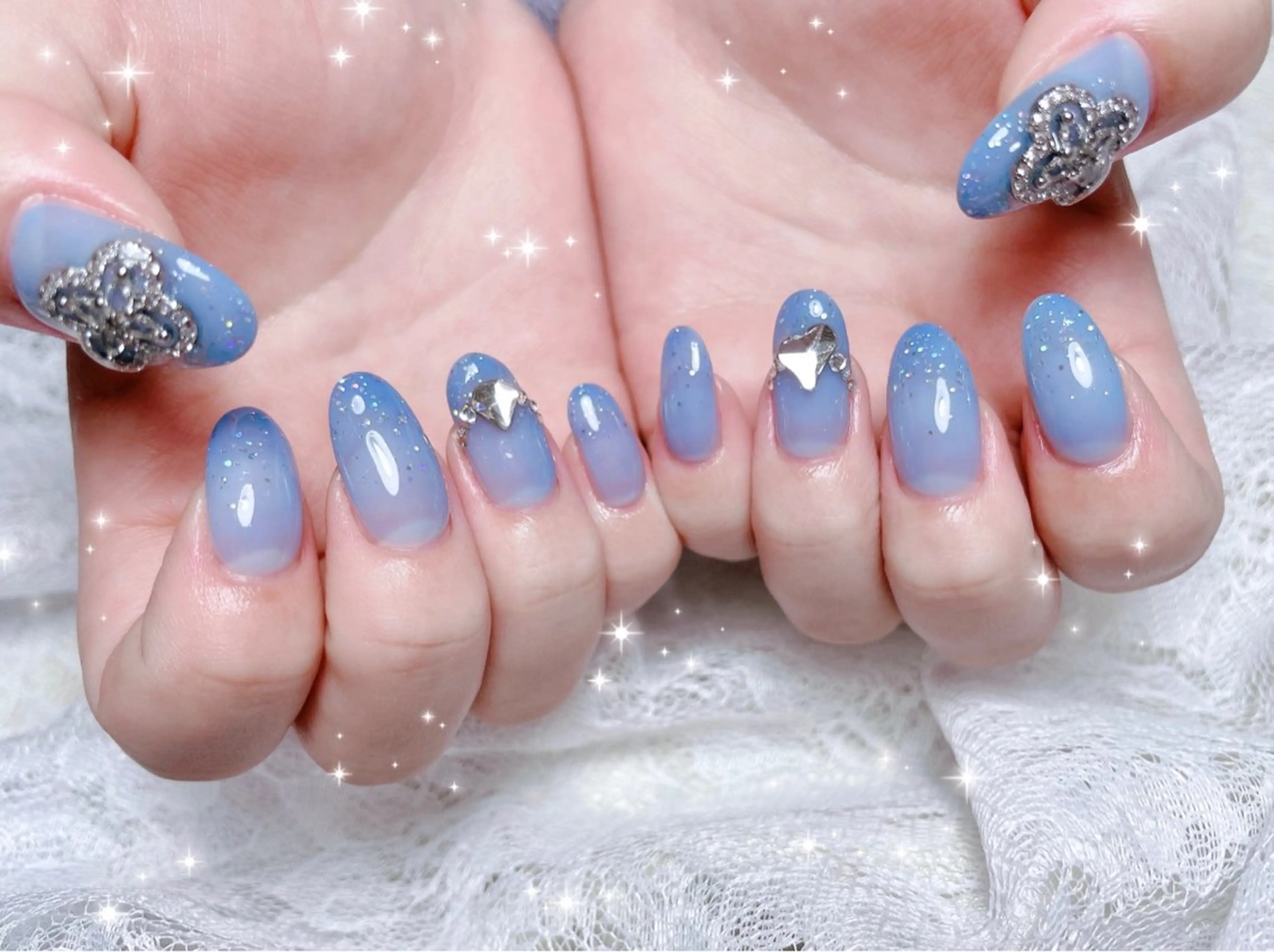ネイル ブルー グラデーション キラキラネイル ラメ(グリッター) ラメグラデーション ハンドネイル FLARE NAIL フレアネイルのネイルデザイン