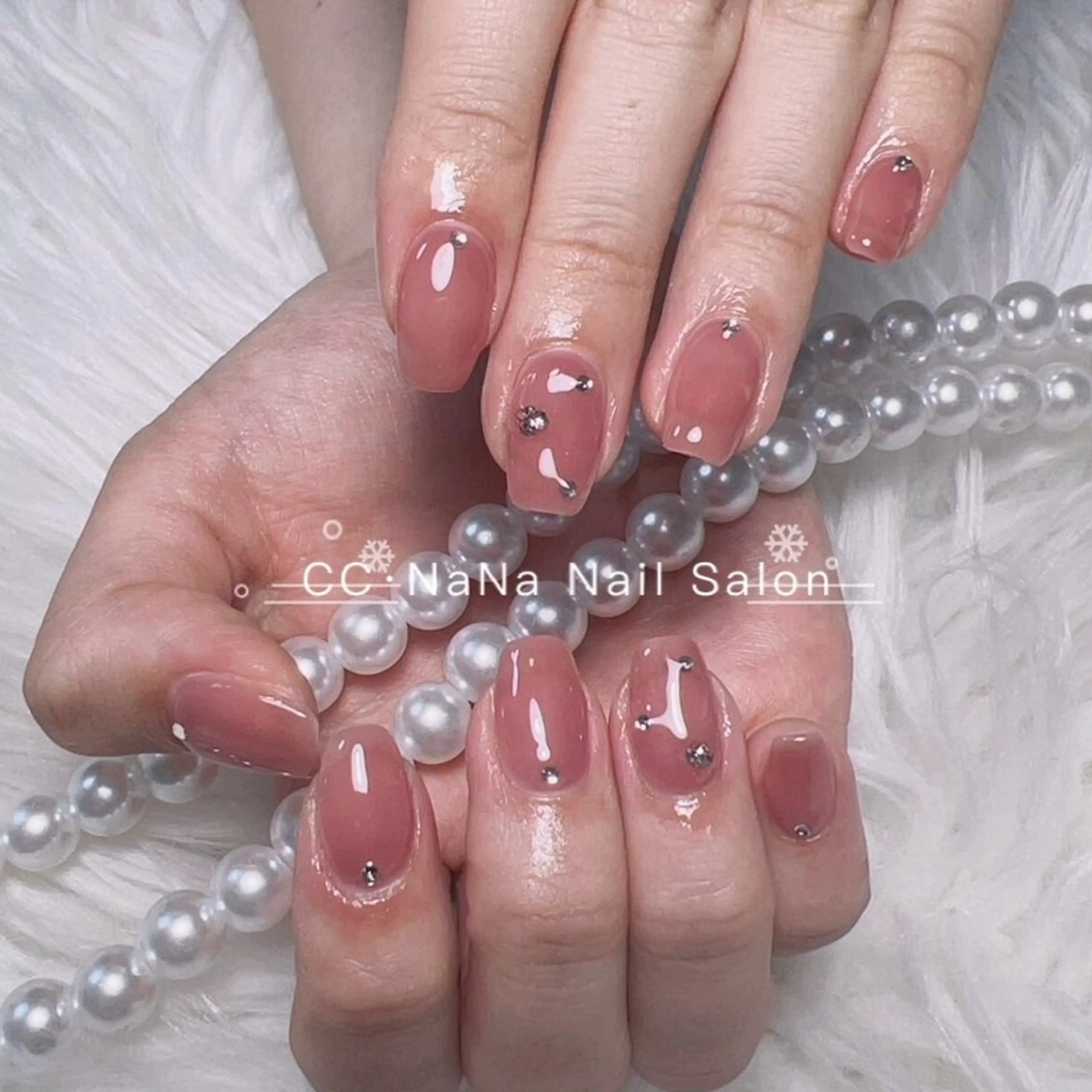 【初回オフ無料★ケア込み】✨ ワンカラー➕ストーン貼り放題✨ミニモ限定価格✨ジェル色チェンジ可能✨持込画像OK時間内放題の写真