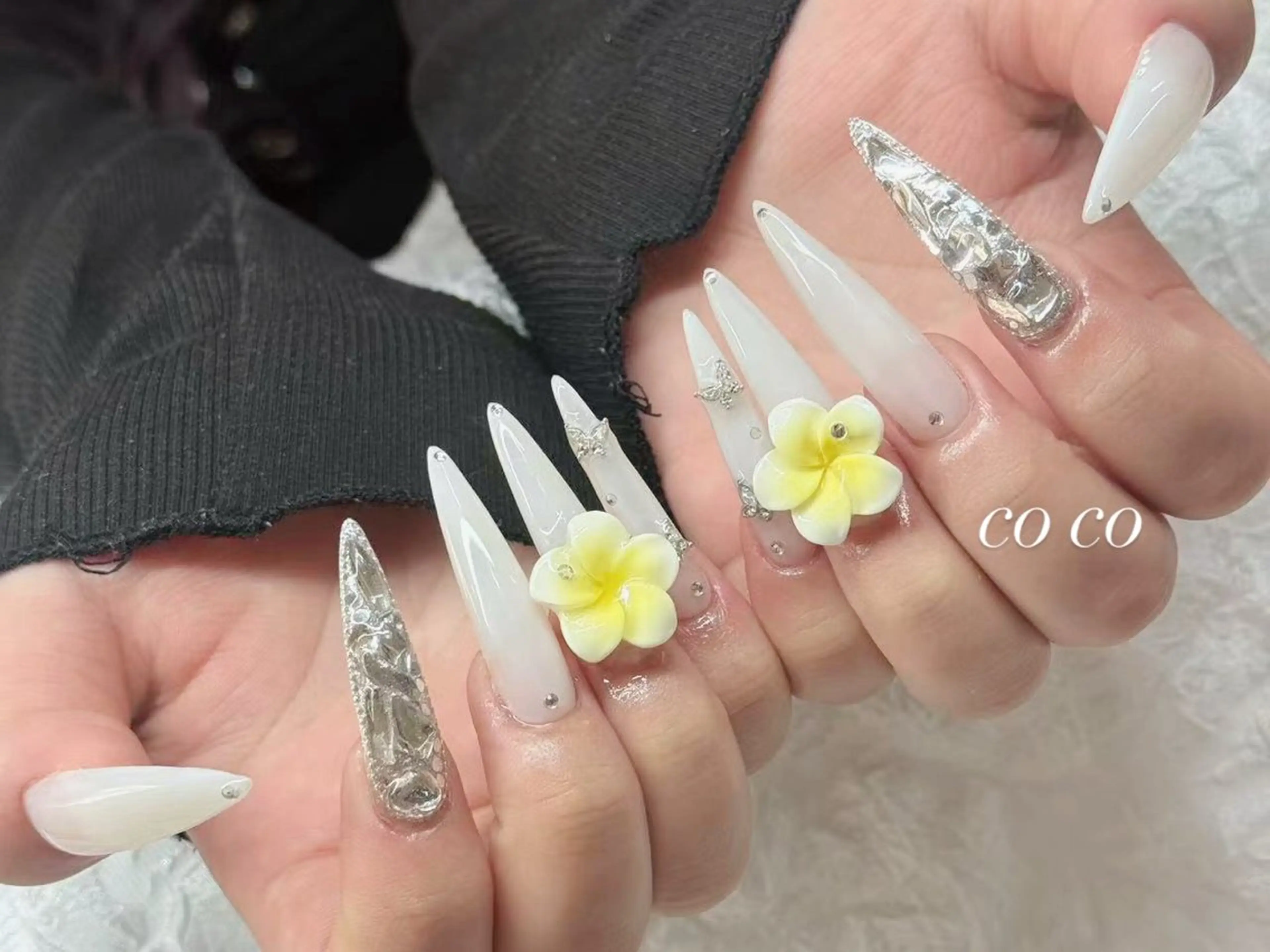 ネイル フラワーネイル ロングネイル ホワイト 黄色 ハンドネイル COCO ネイルのネイルデザイン