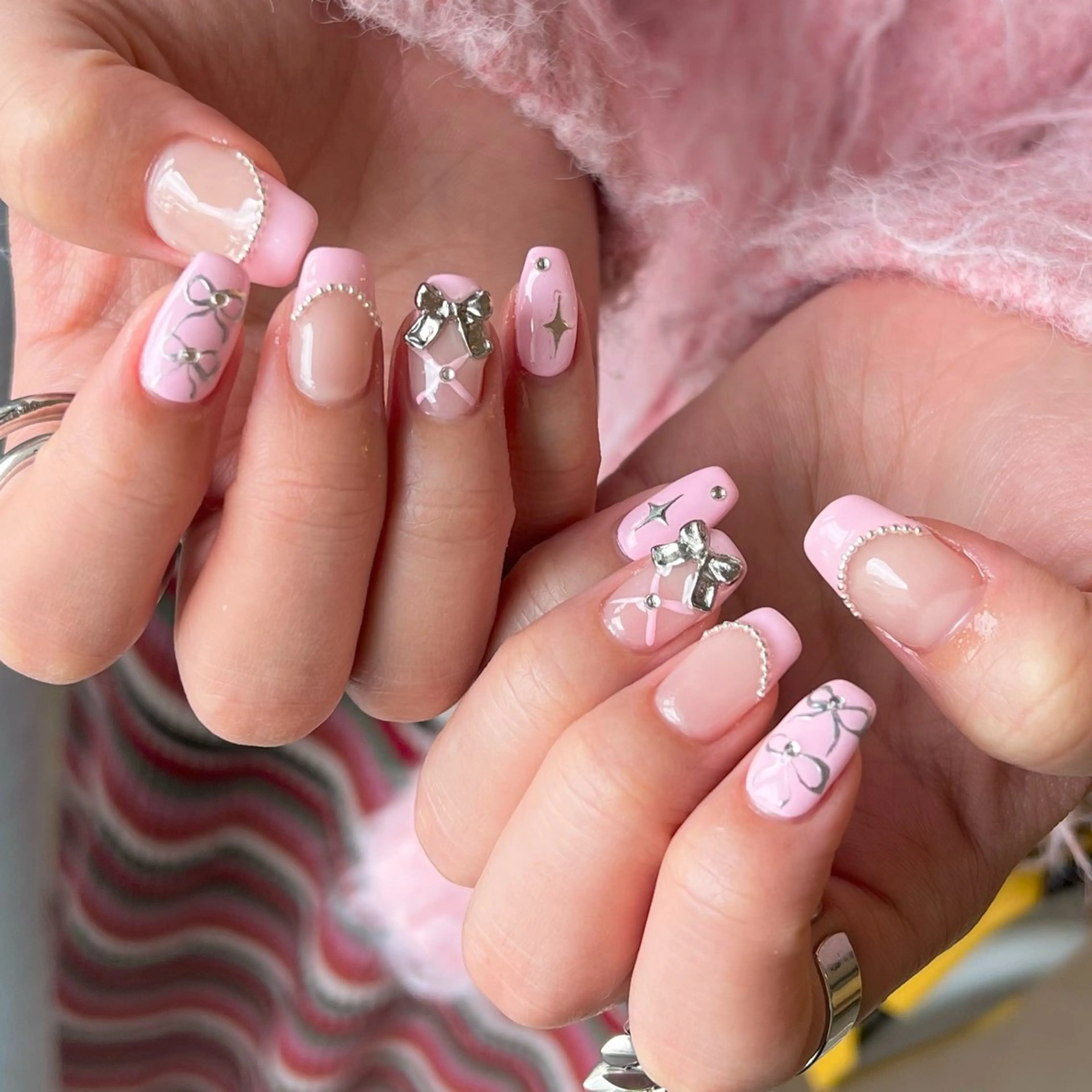 ネイル リボン ハンドネイル sio.nail&eyebrow salon shimokitazawa2号店所属・nailist mana𖤐´-のネイルデザイン