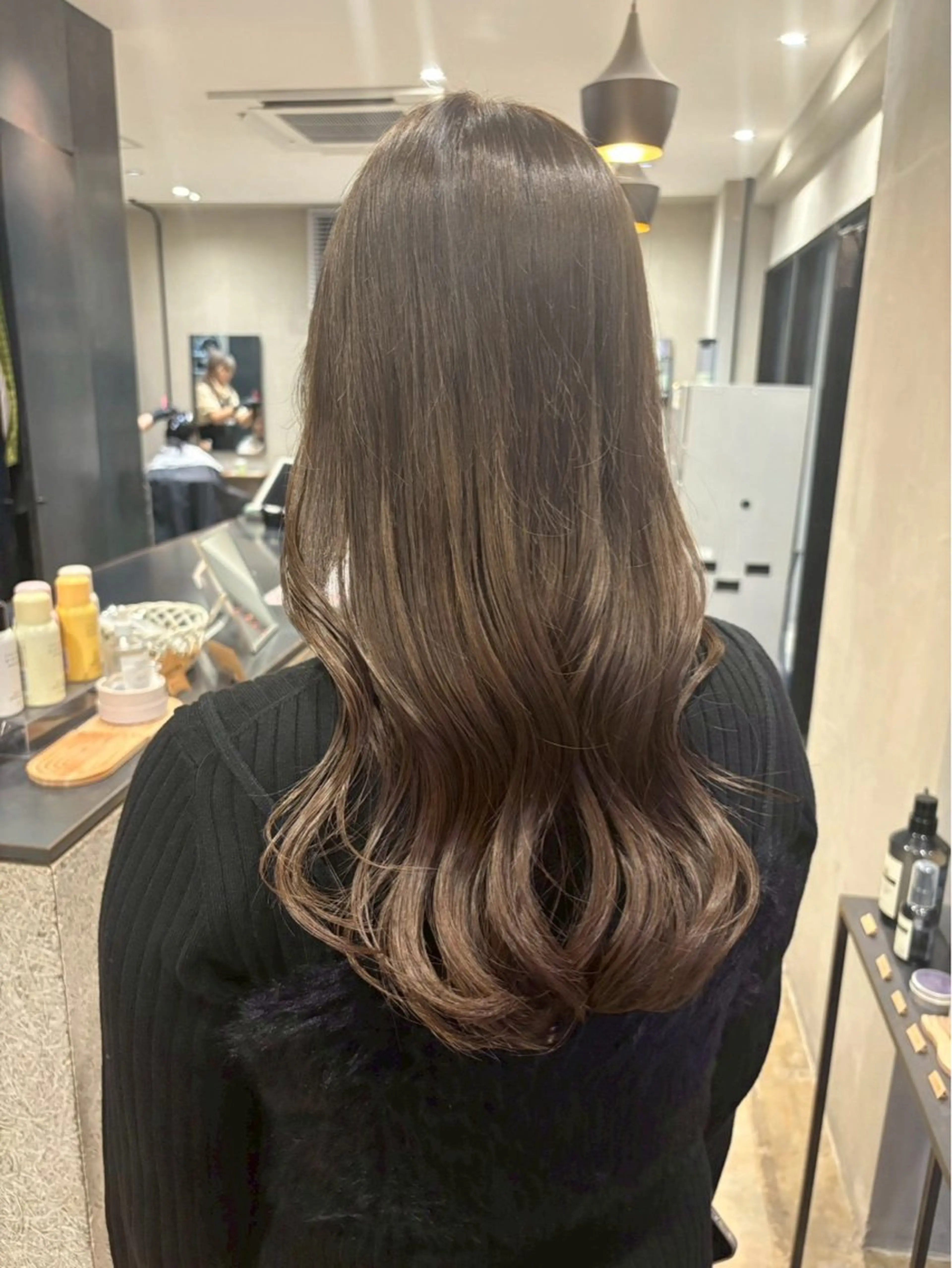 ロング 紅/艶カラー/ 透明感カラーのヘアスタイル