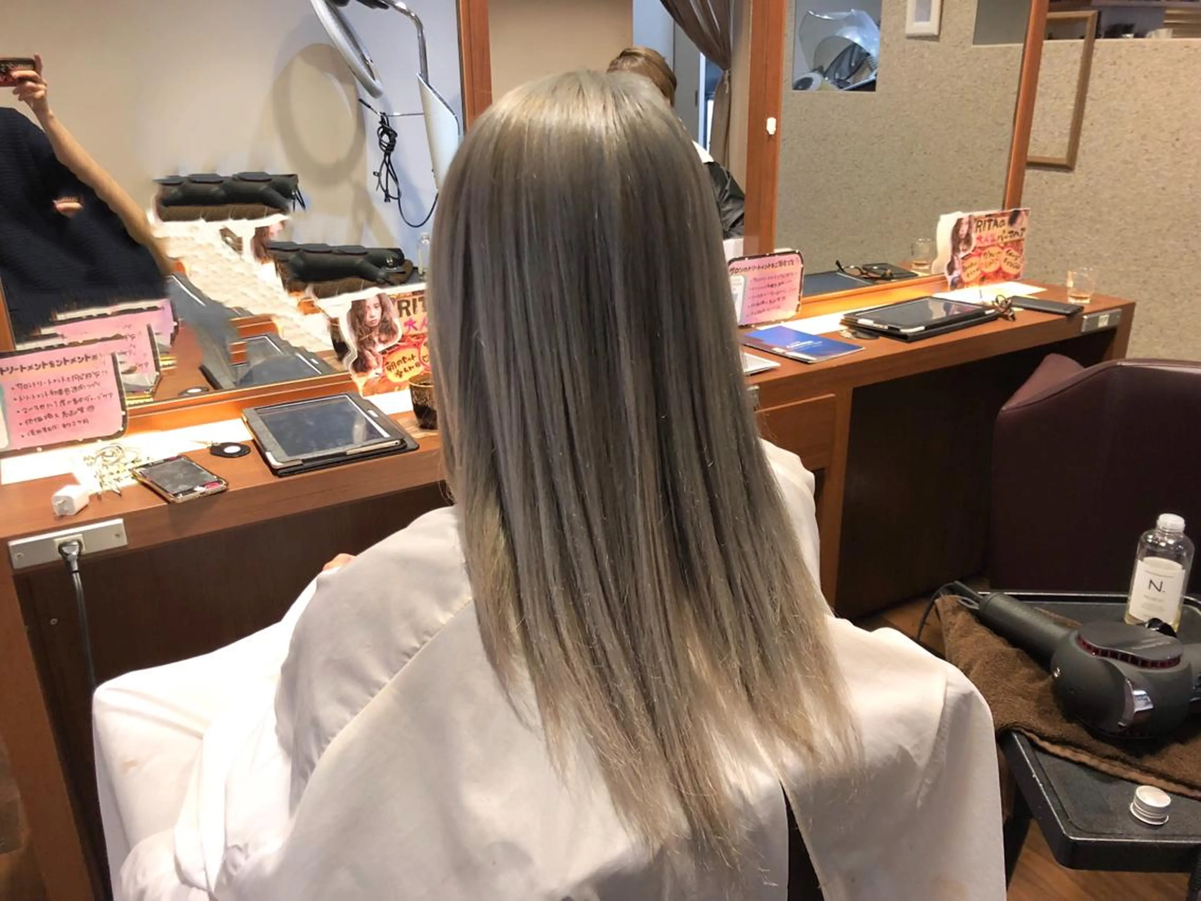 セミロング カラー ブリーチ ヘアカラー トリートメント 小森谷 亮太のヘアスタイル