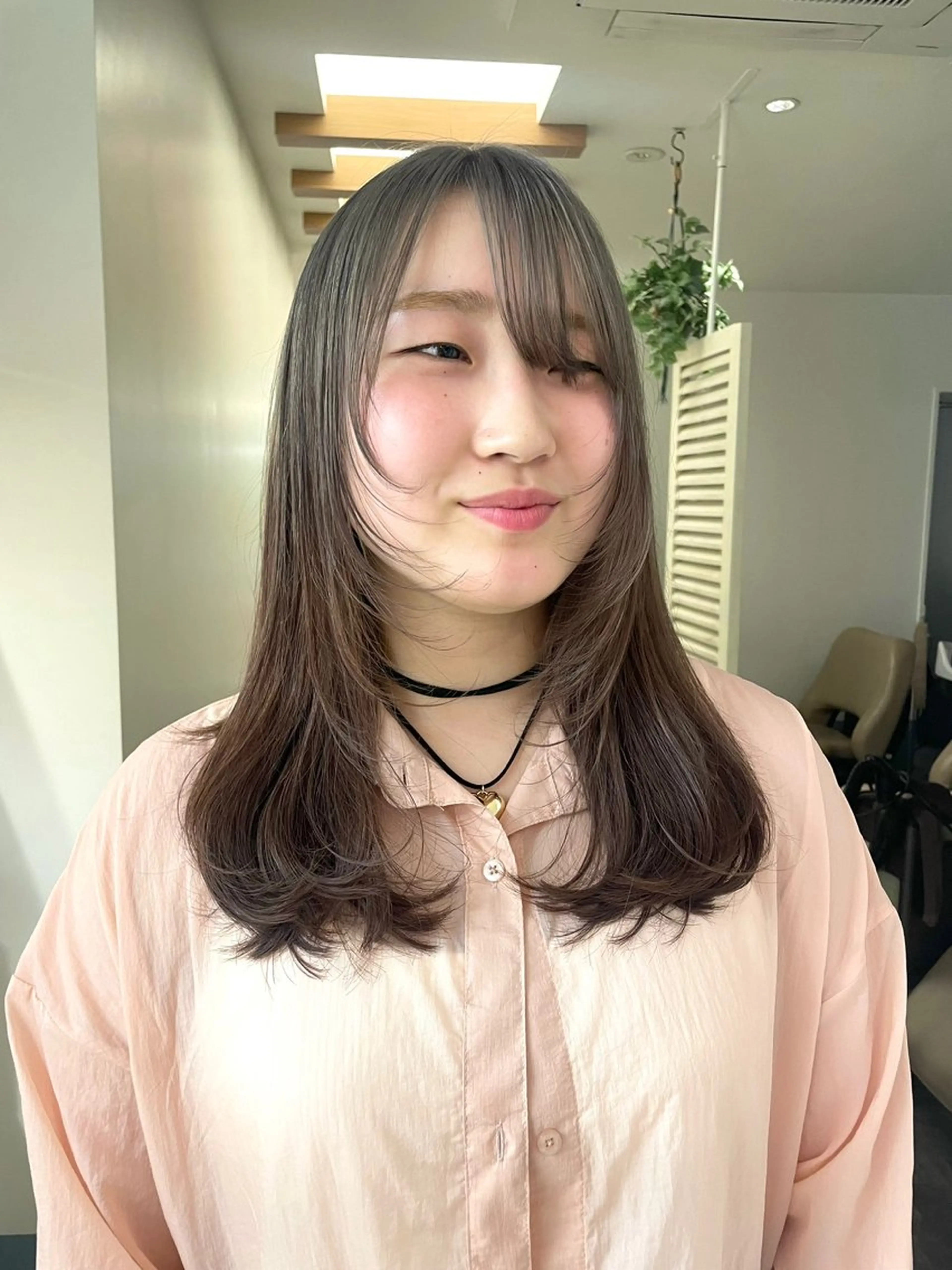 ロング カラー リカ/ハイトーン ・オリーブ🍀のヘアスタイル