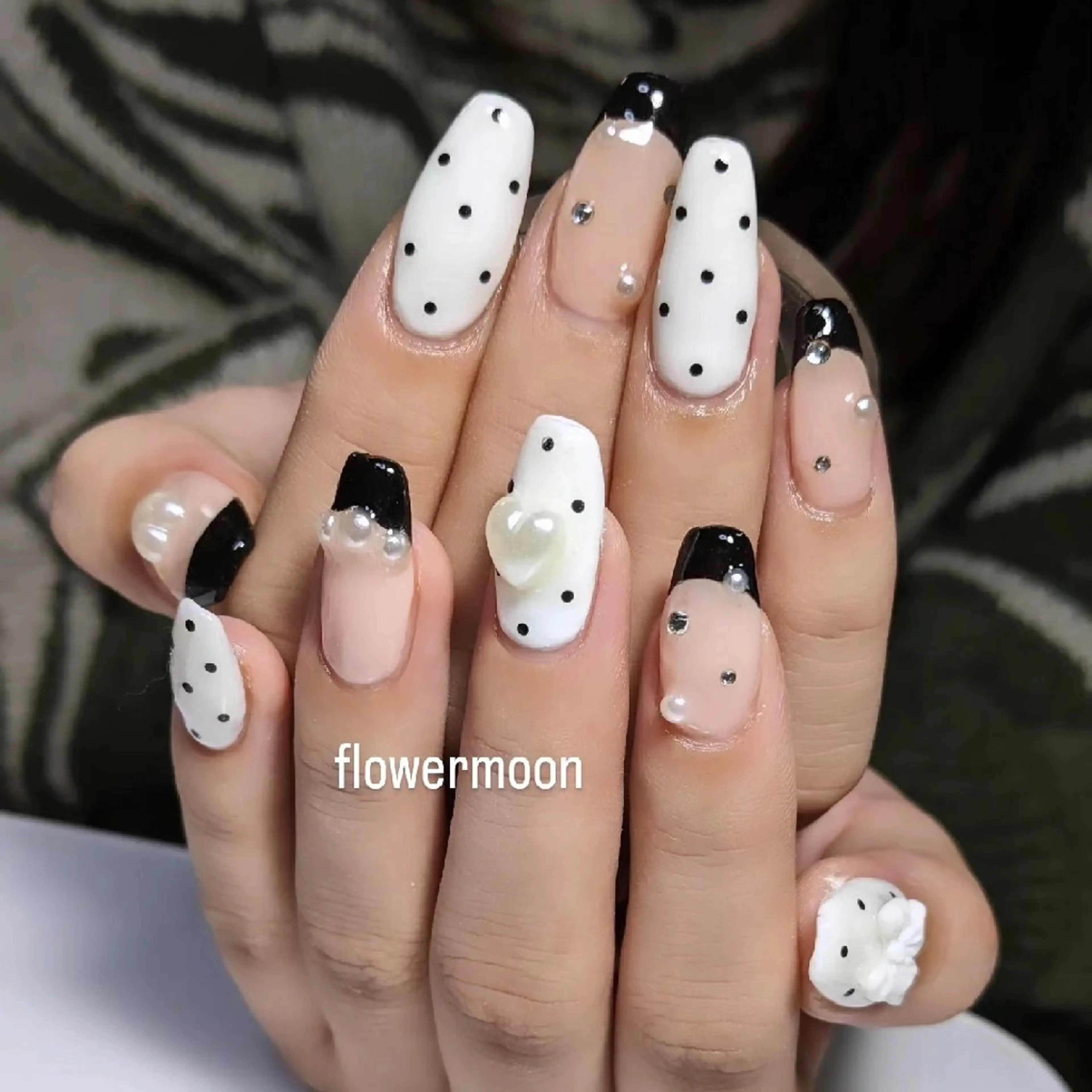 ネイル ドット フレンチネイル フラワー ムーンのネイルデザイン