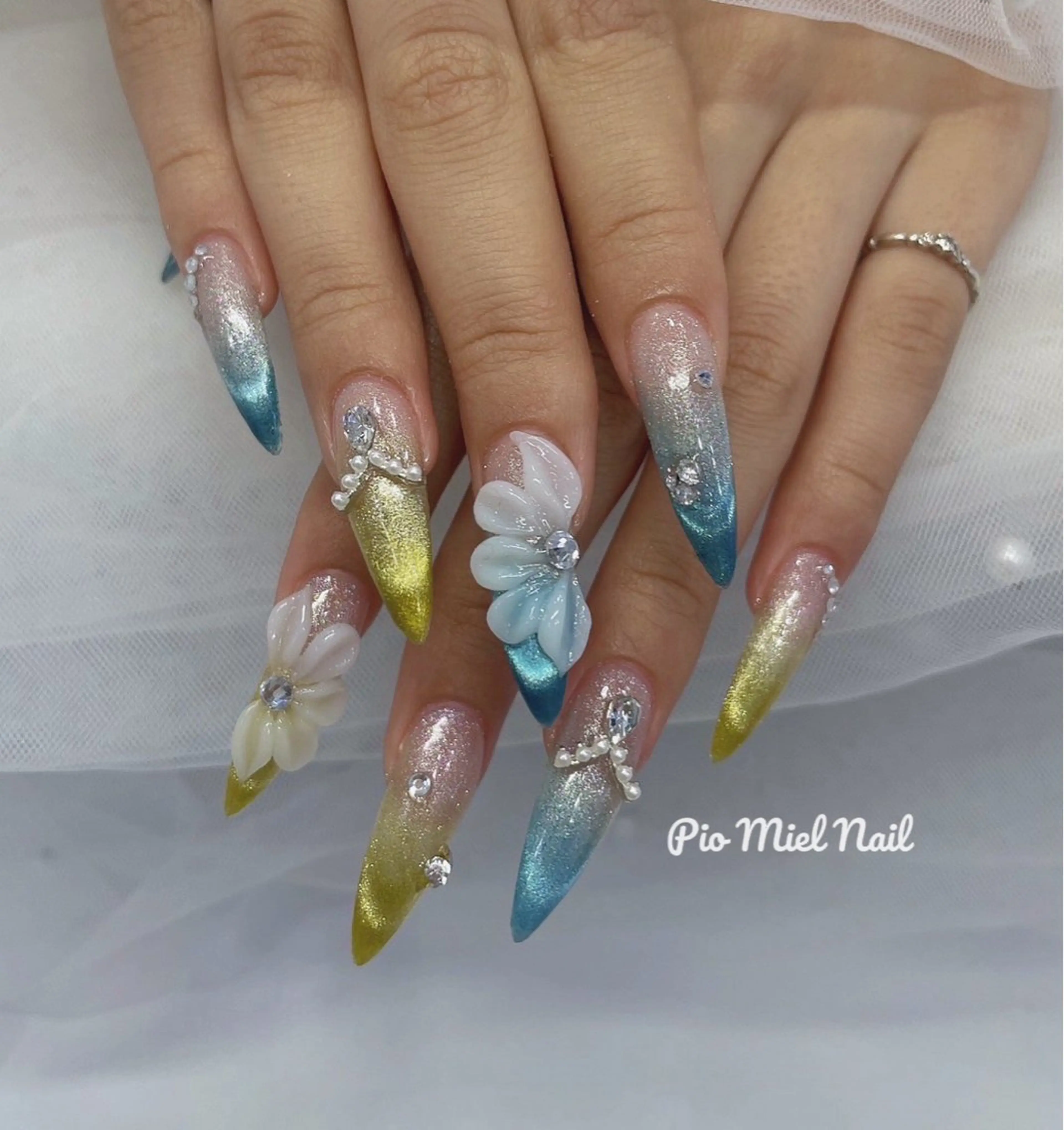 セミロング 韓国風ヘア HANA 長さだしのネイルデザイン