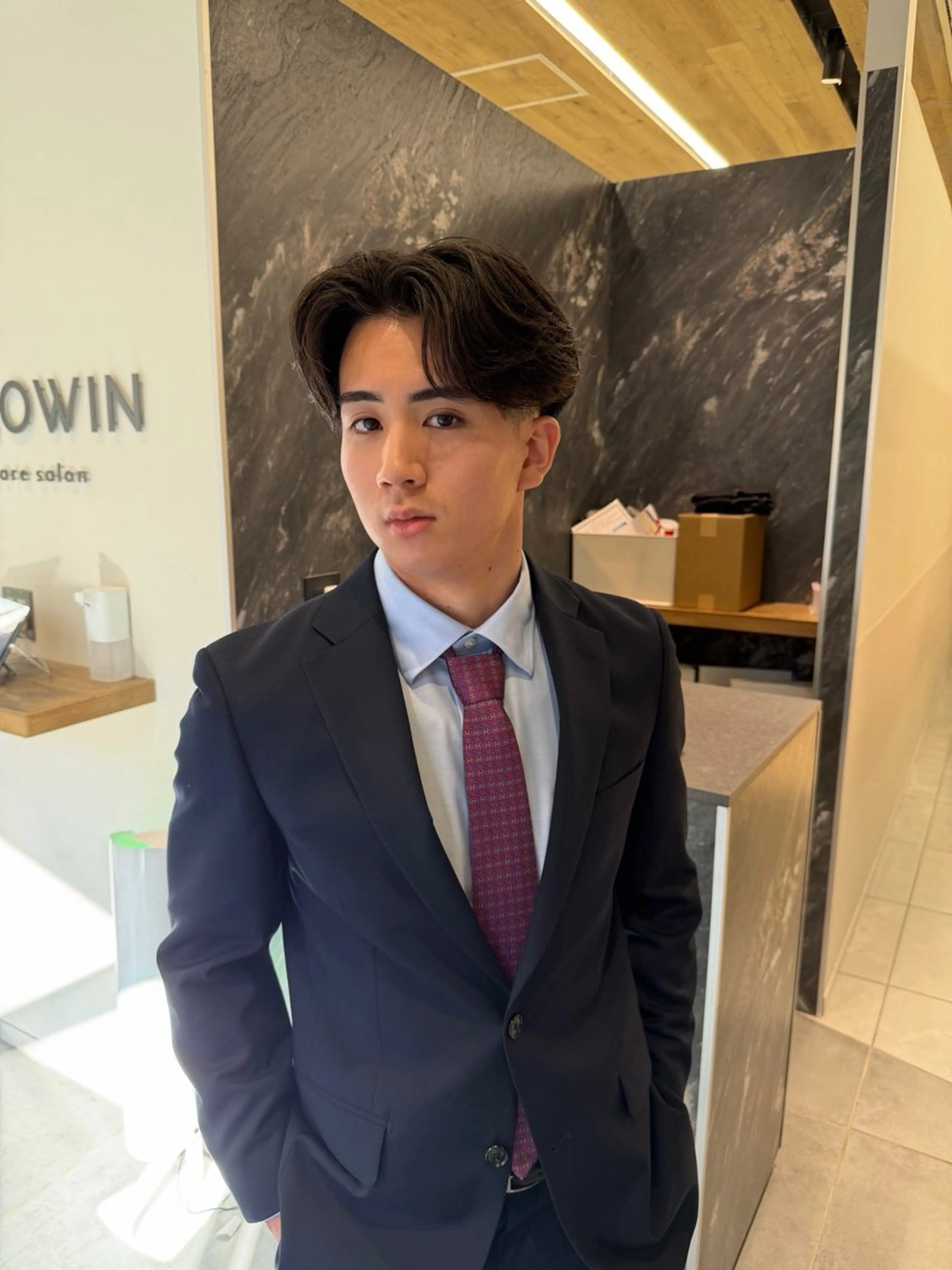 ミディアム パーマ メンズ ミディアムパーマ メンズパーマ ニュアンスパーマ カット パーマ トリートメント SALOWIN 原宿 iori所属・🌟原宿指名No.1 センターパート⭐️のヘアスタイル