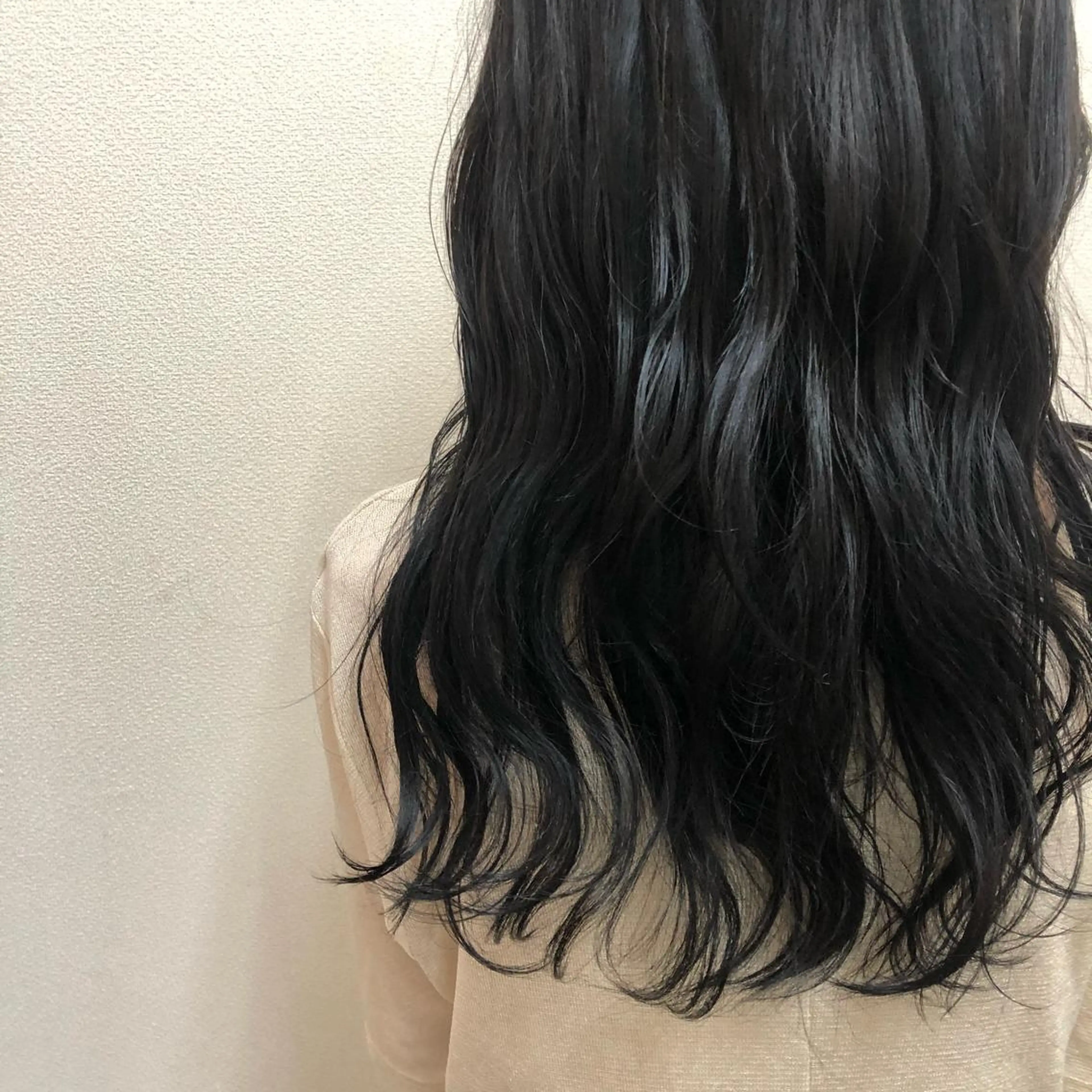 セミロング カラー 黒髪 ブルーカラー ブルーブラック ，comma momoka🪄のヘアスタイル