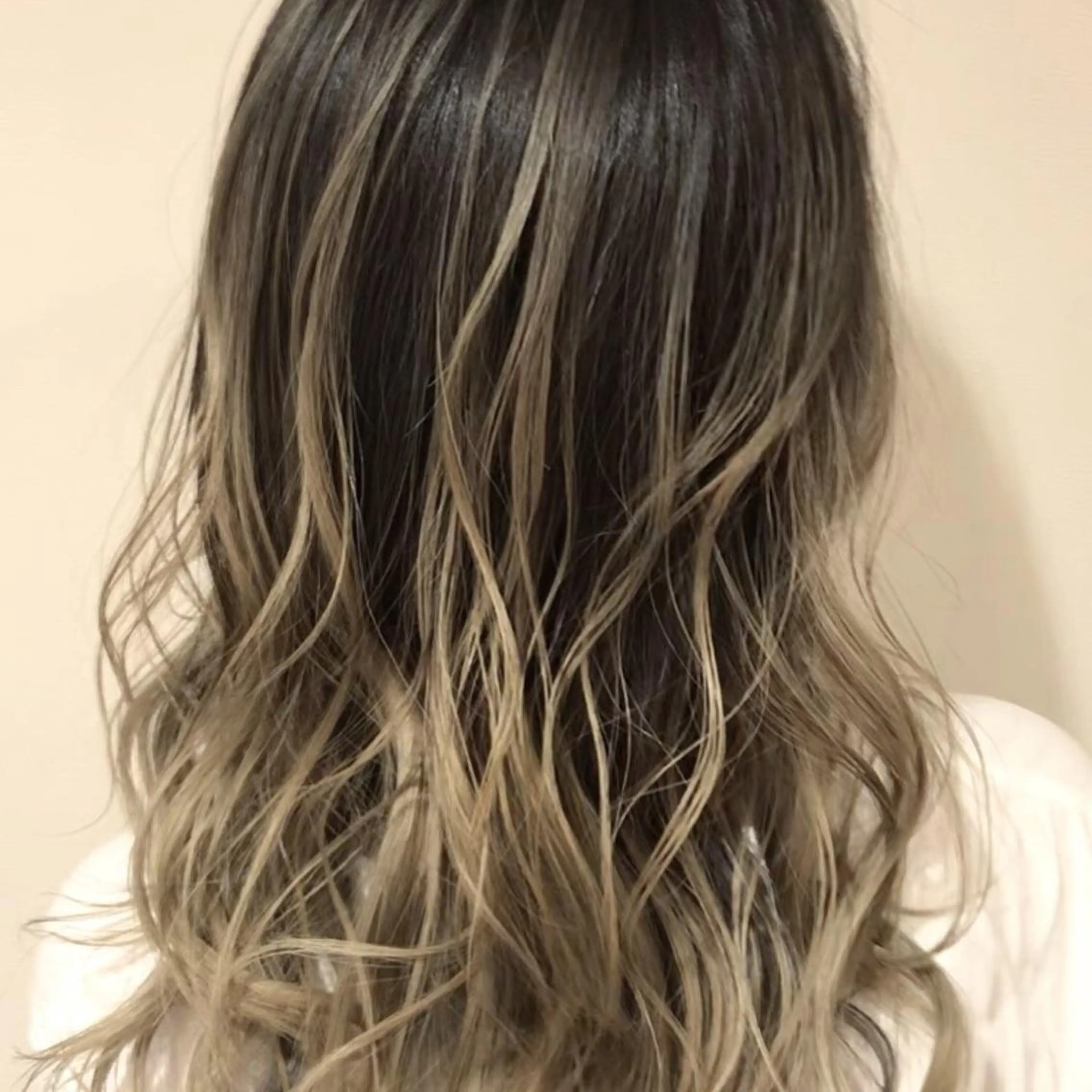 ミディアム カラー アッシュ アッシュグレー アッシュグレージュ バレイヤージュ ミストバング AMI Hair  supply所属・髪質改善カラー 韓国風レイヤーのヘアスタイル