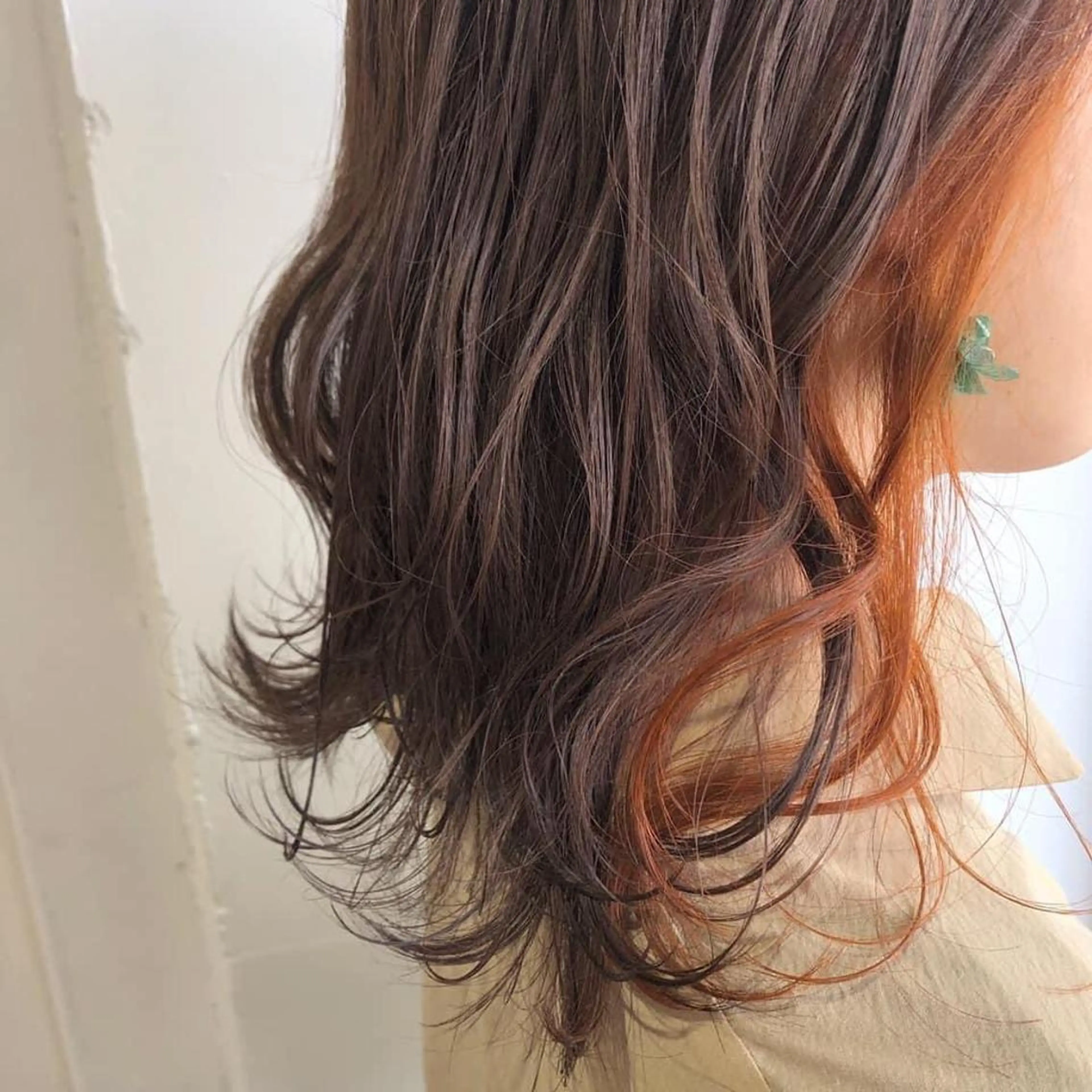 ミディアム ブリーチなしカラー/ 顔周りレイヤーカットのヘアスタイル