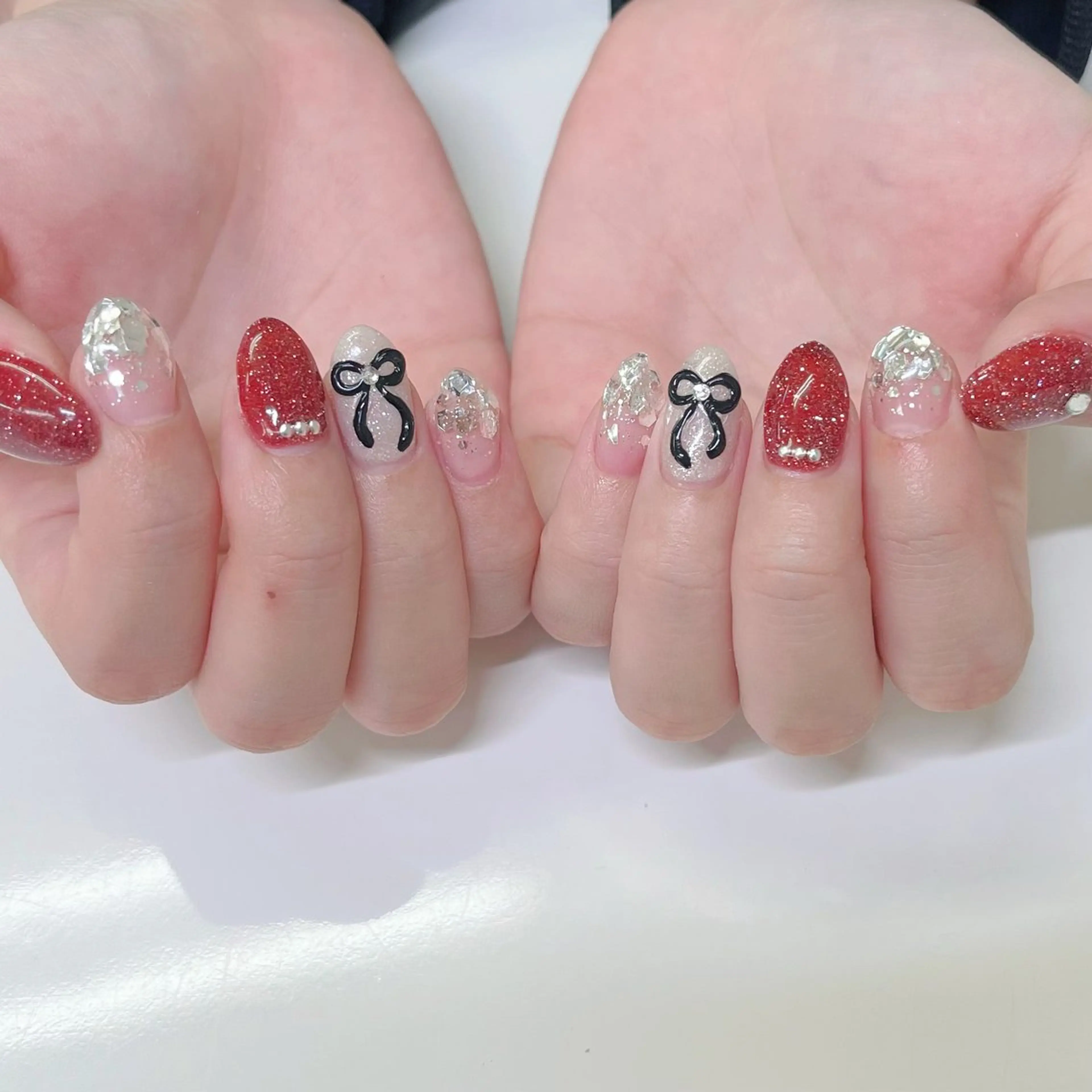 ネイル 赤色 リボン ネイルサロンアジアン池袋店所属・林 夏萌のネイルデザイン