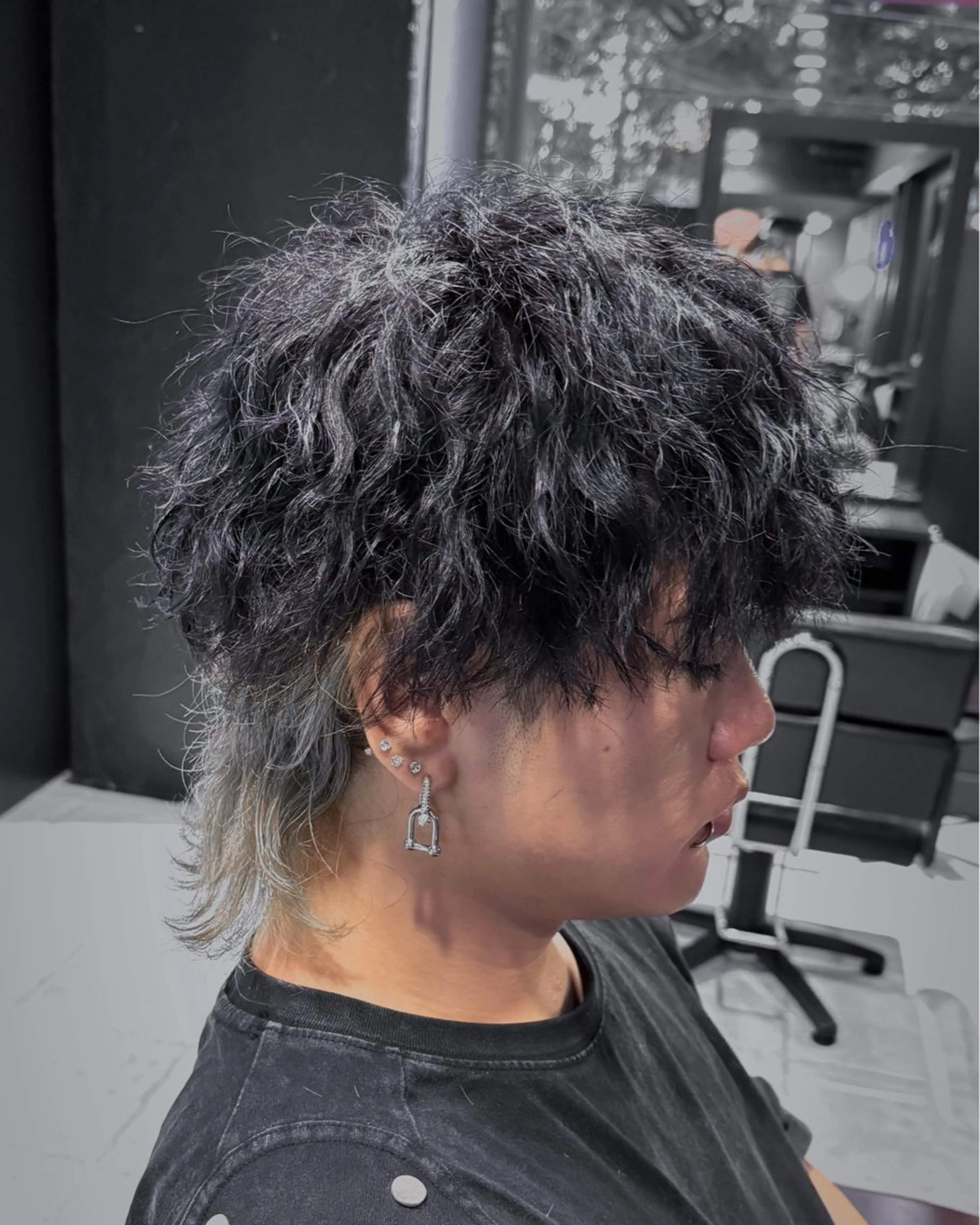 ミディアム パーマ メンズ ミディアムパーマ メンズインナーカラー マッシュウルフ マッシュ メンズパーマ カット パーマ 難波/メンズウルフ・ フェザーパーマ鶴田文のヘアスタイル