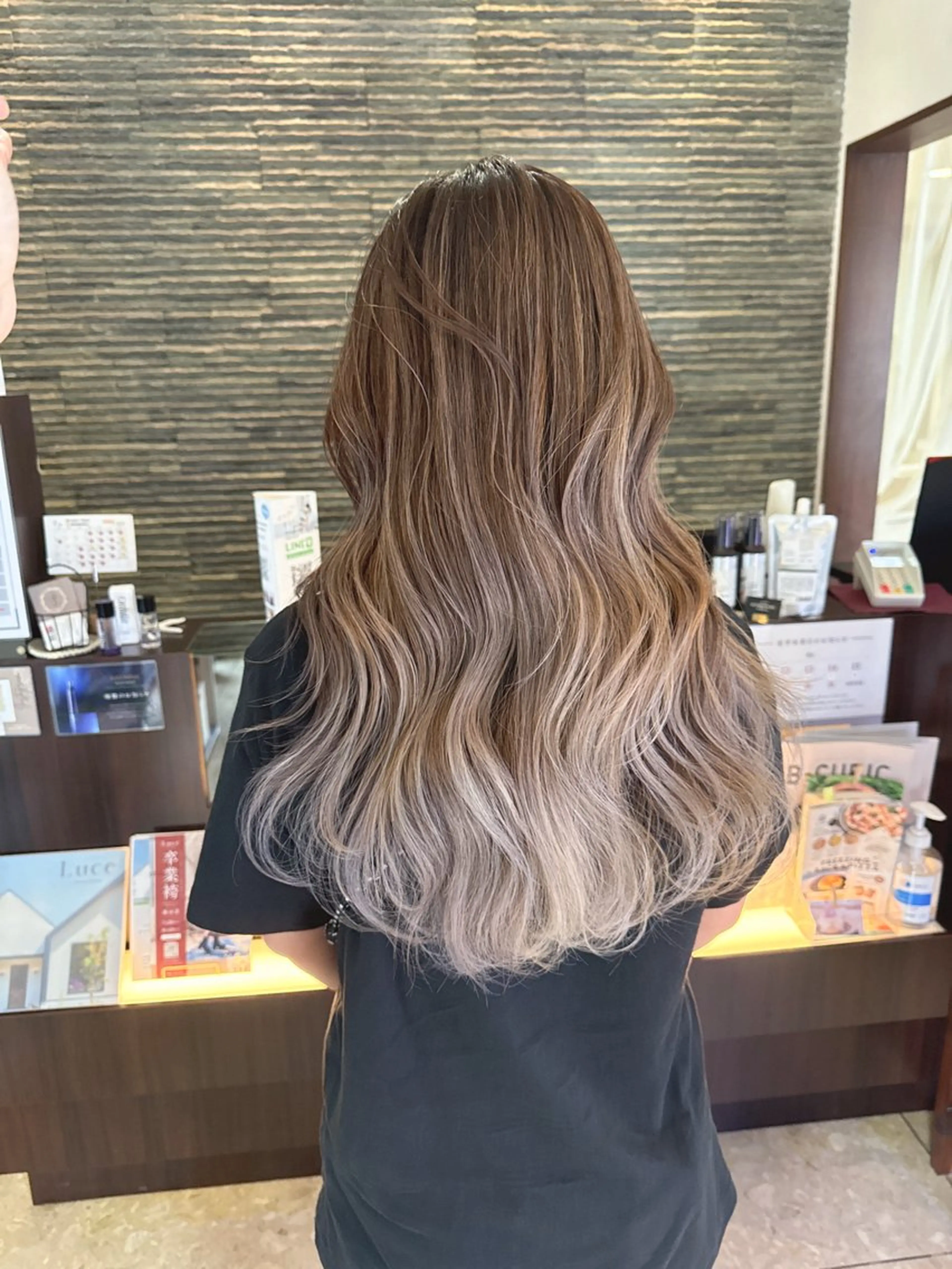 セミロング カラー バレイヤージュ レイヤーカット ヘアカラー 具志 正太のヘアスタイル