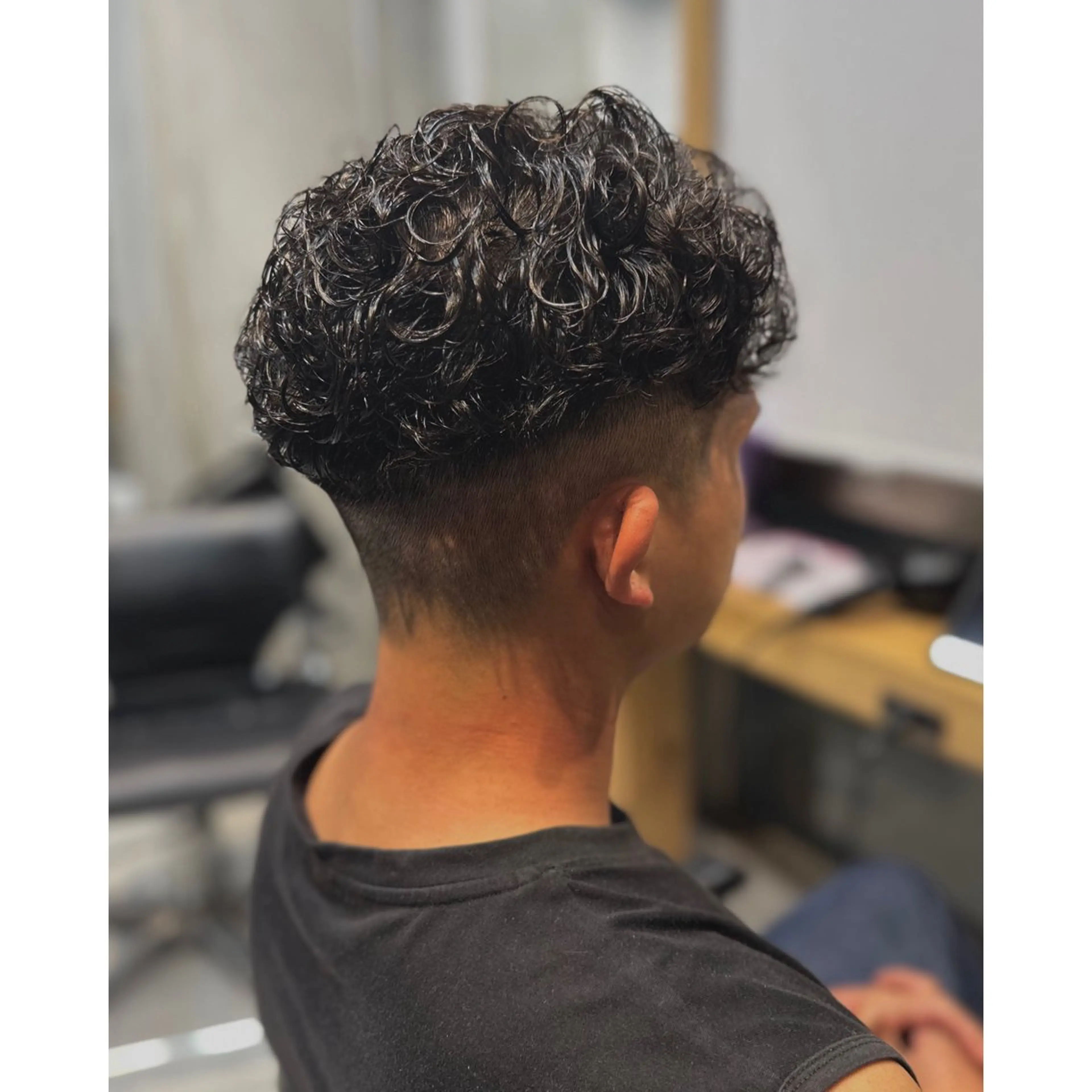 ショート パーマ メンズ フェードカット メンズパーマ プードルパーマ プードルパーマ elimabyfif th調布🌙キホ🌙のヘアスタイル