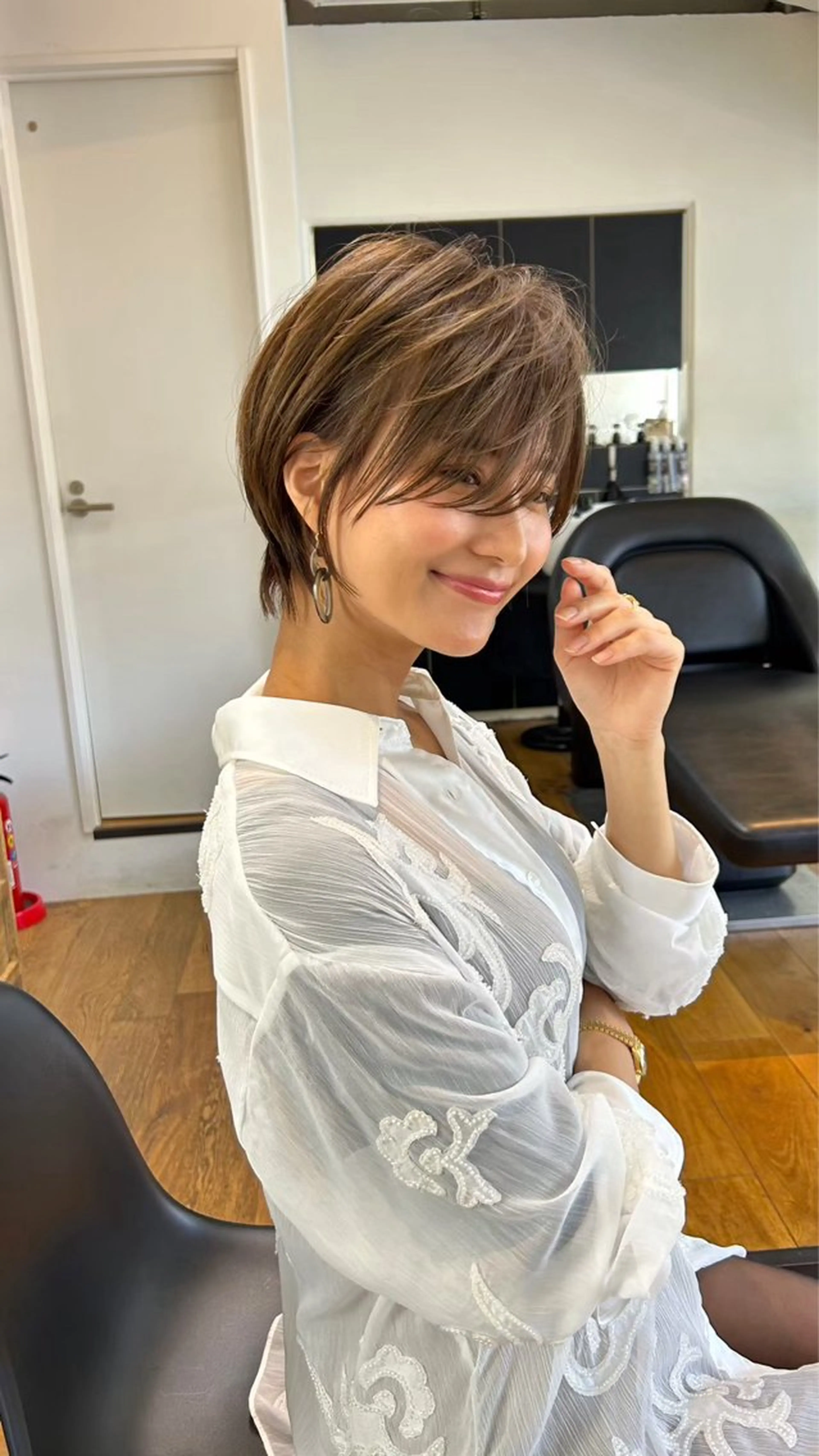 ショート シオン/艶髪/ グレージュカラーのヘアスタイル