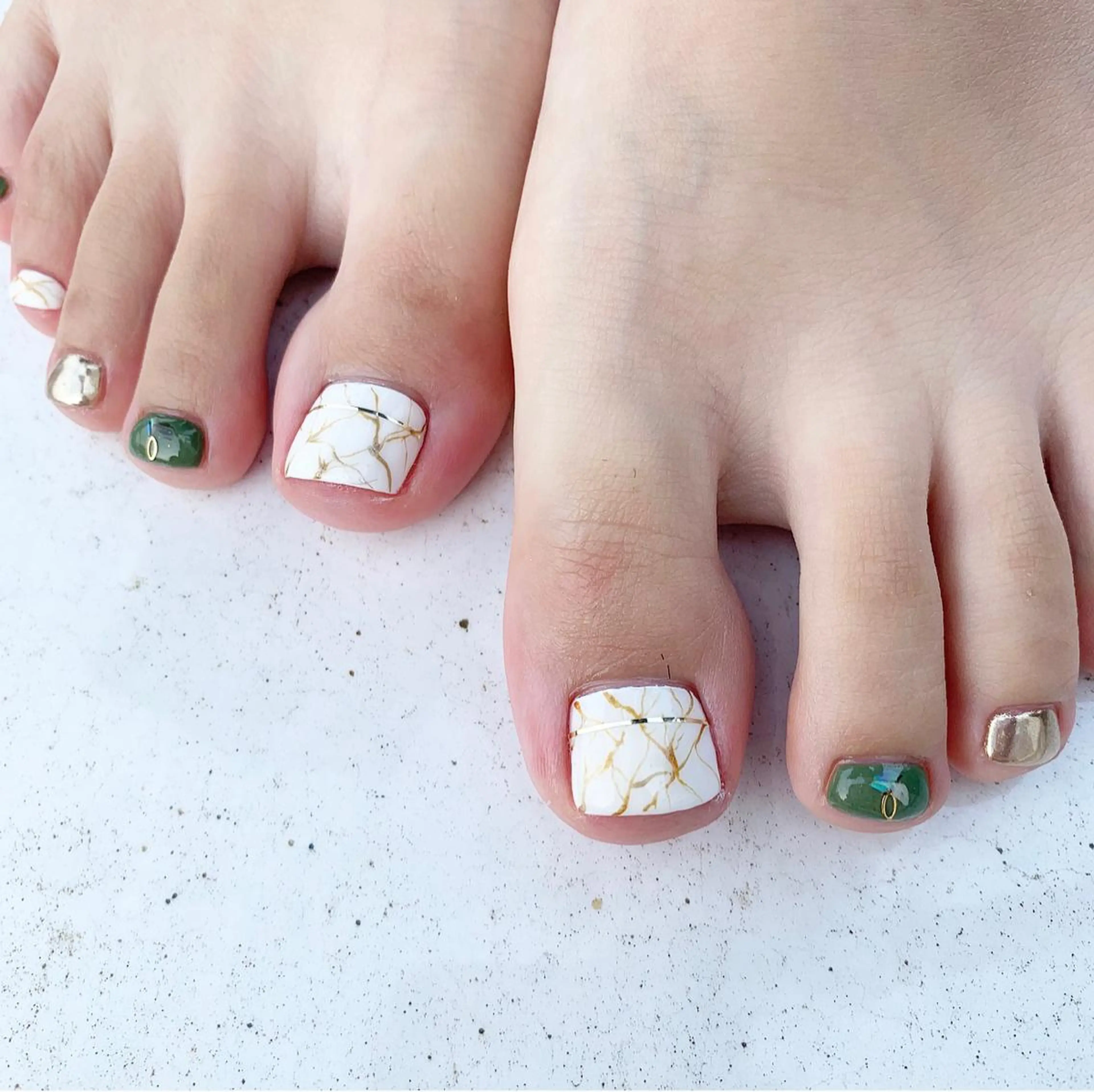 ネイル フットネイル ゴールド フットネイル 佐藤 穂乃香のネイルデザイン