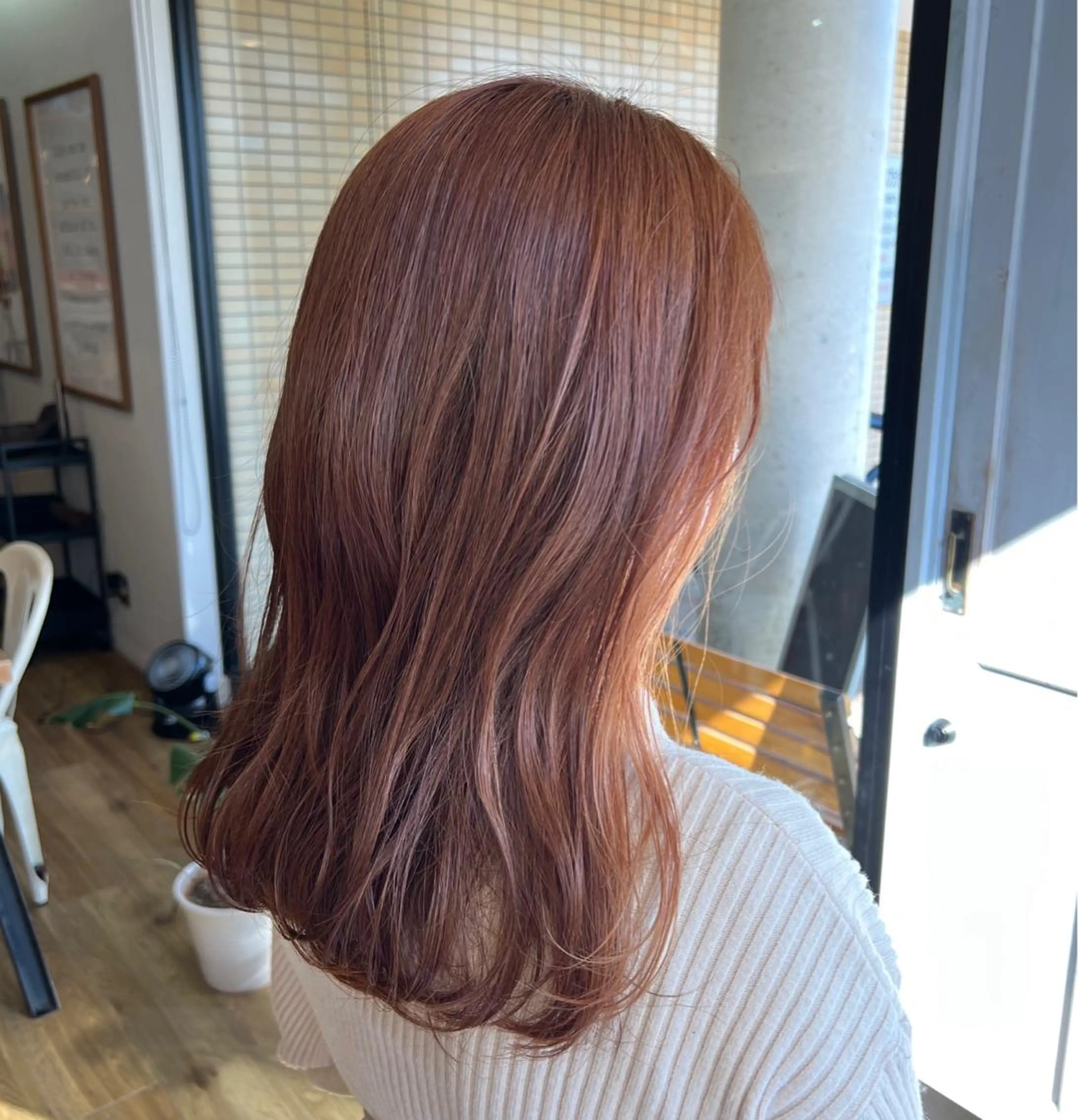 セミロング カラー ブリーチ イヤリングカラー オレンジ 堀 望美のヘアスタイル