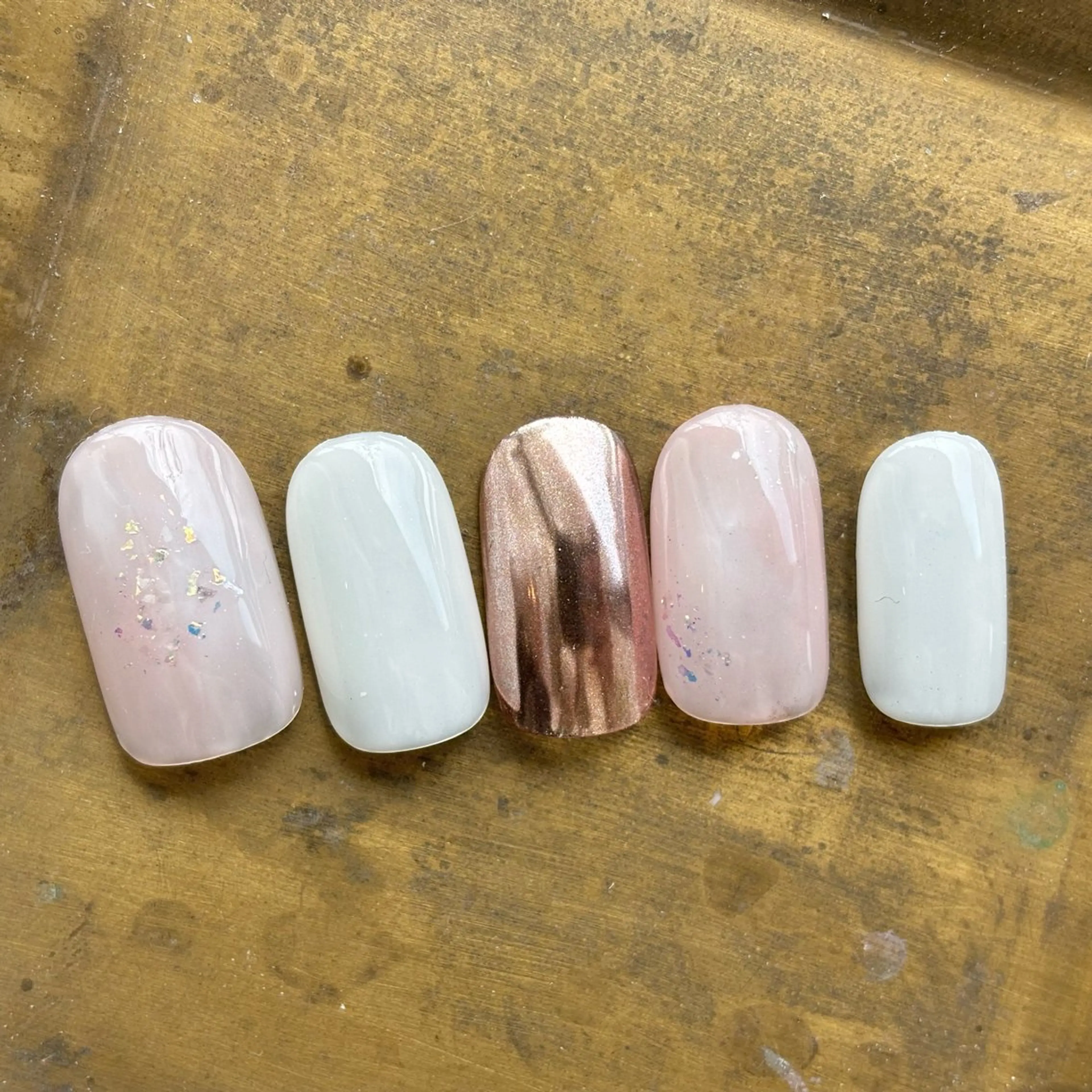 ネイル ミラーネイル ピンク ホワイト 伊藤 貴恵のネイルデザイン