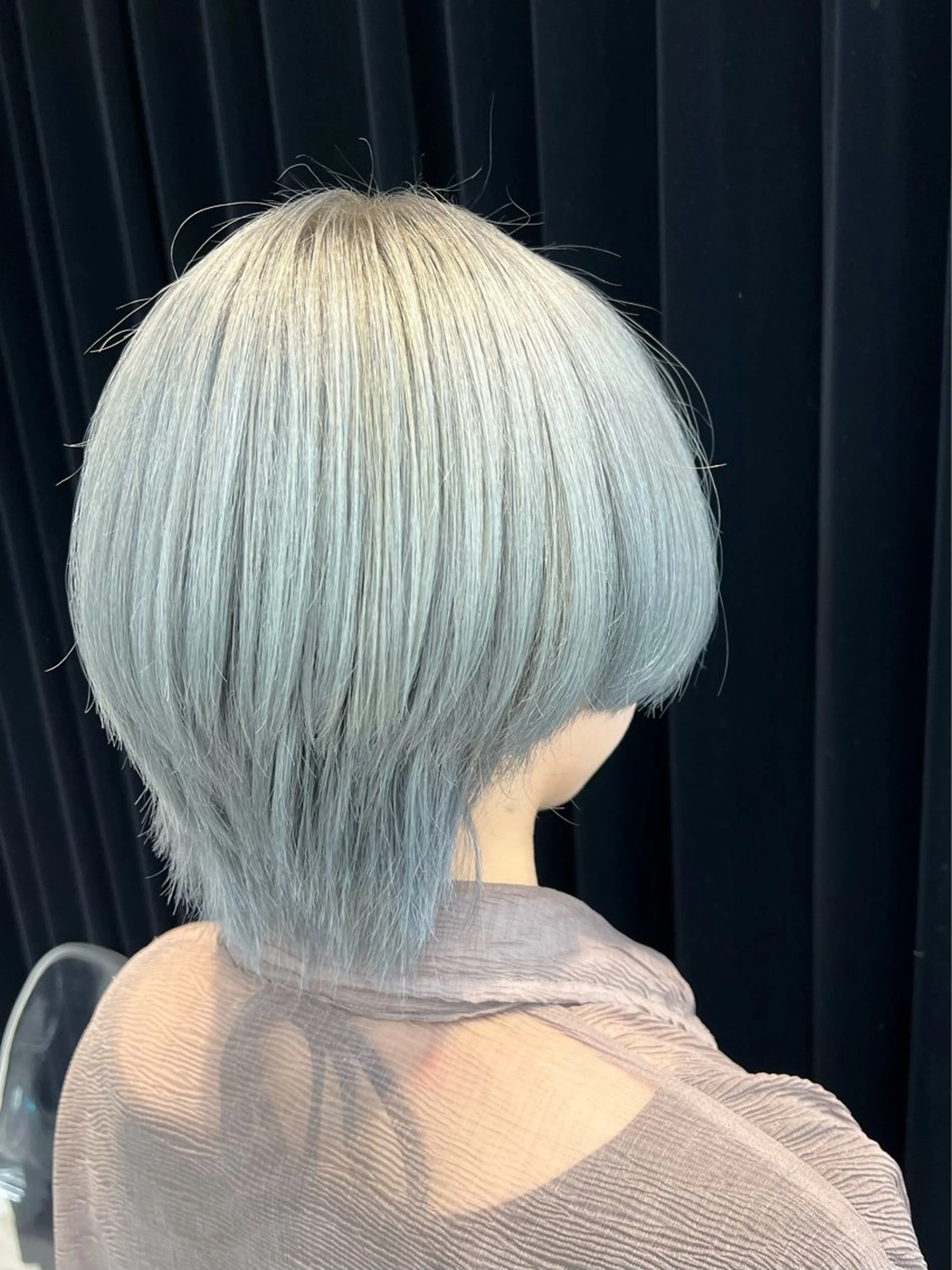 ショート カラー ブリーチ ブルーカラー 透明感カラー シルバー ショートヘア ヘアカラー あすか JILLSTUDIOのヘアスタイル