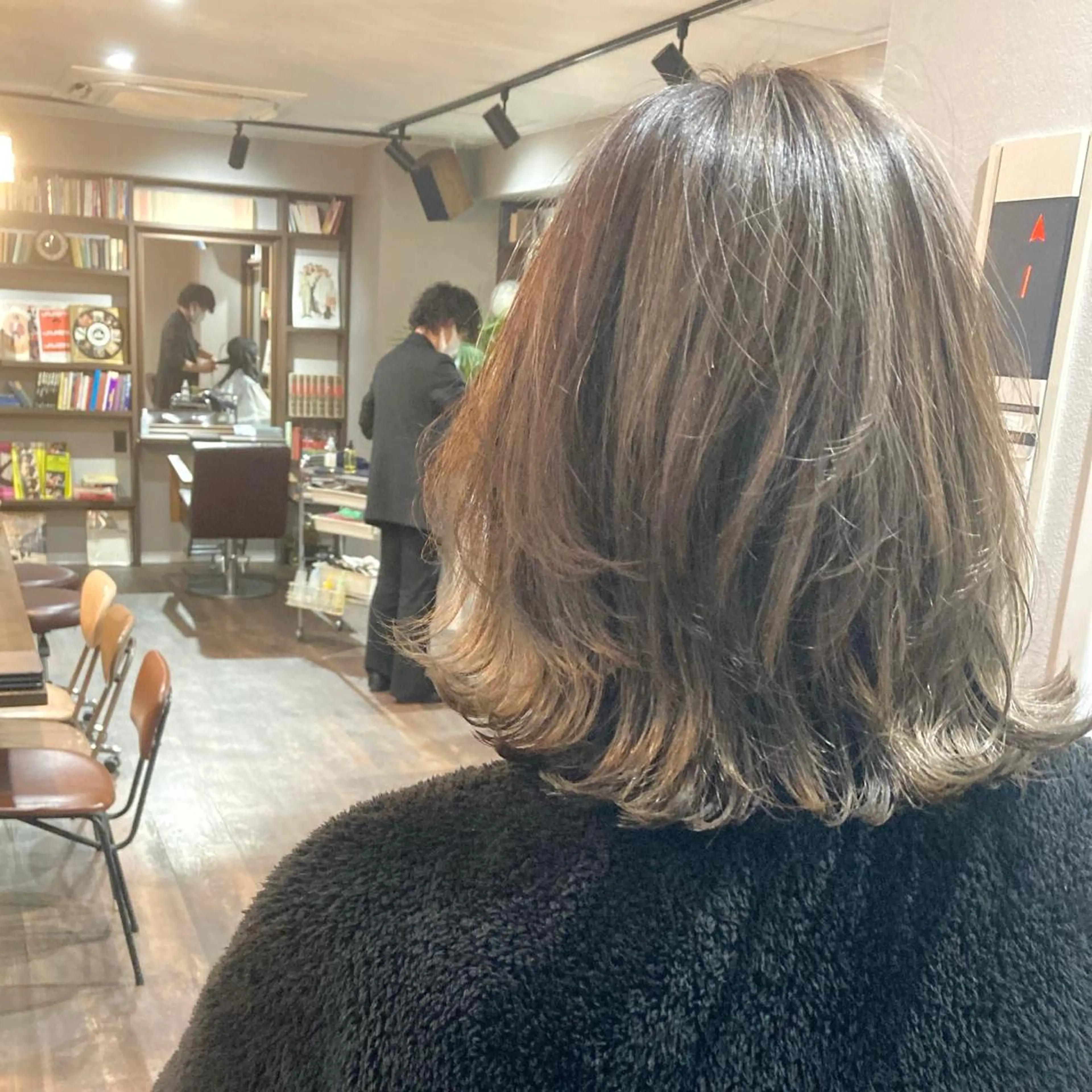 ミディアム 🟢ウルフ／スパイラ ルパーマ／大西🟢のヘアスタイル