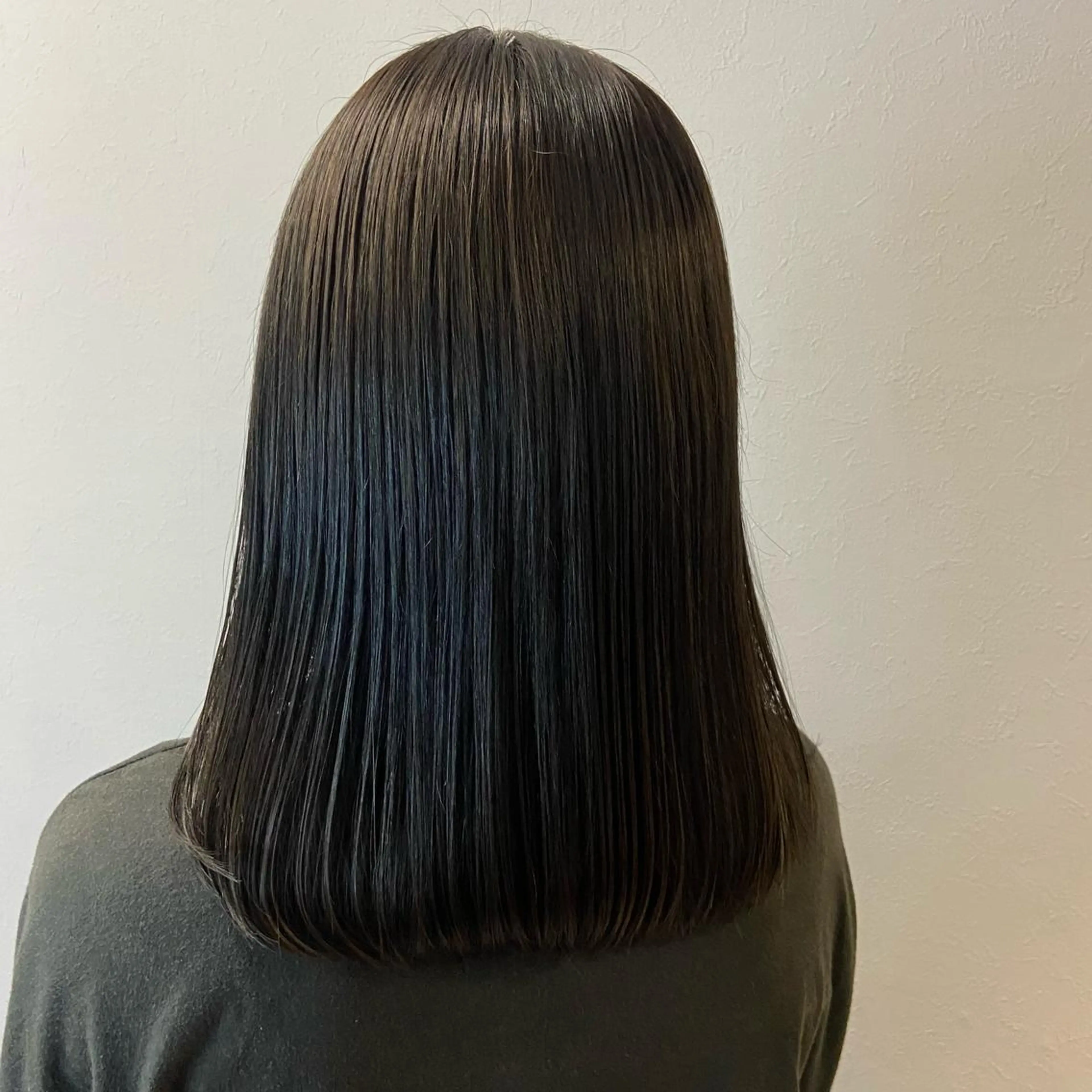 ミディアム カラー ダークグレー natsumi / N°ariaのヘアスタイル