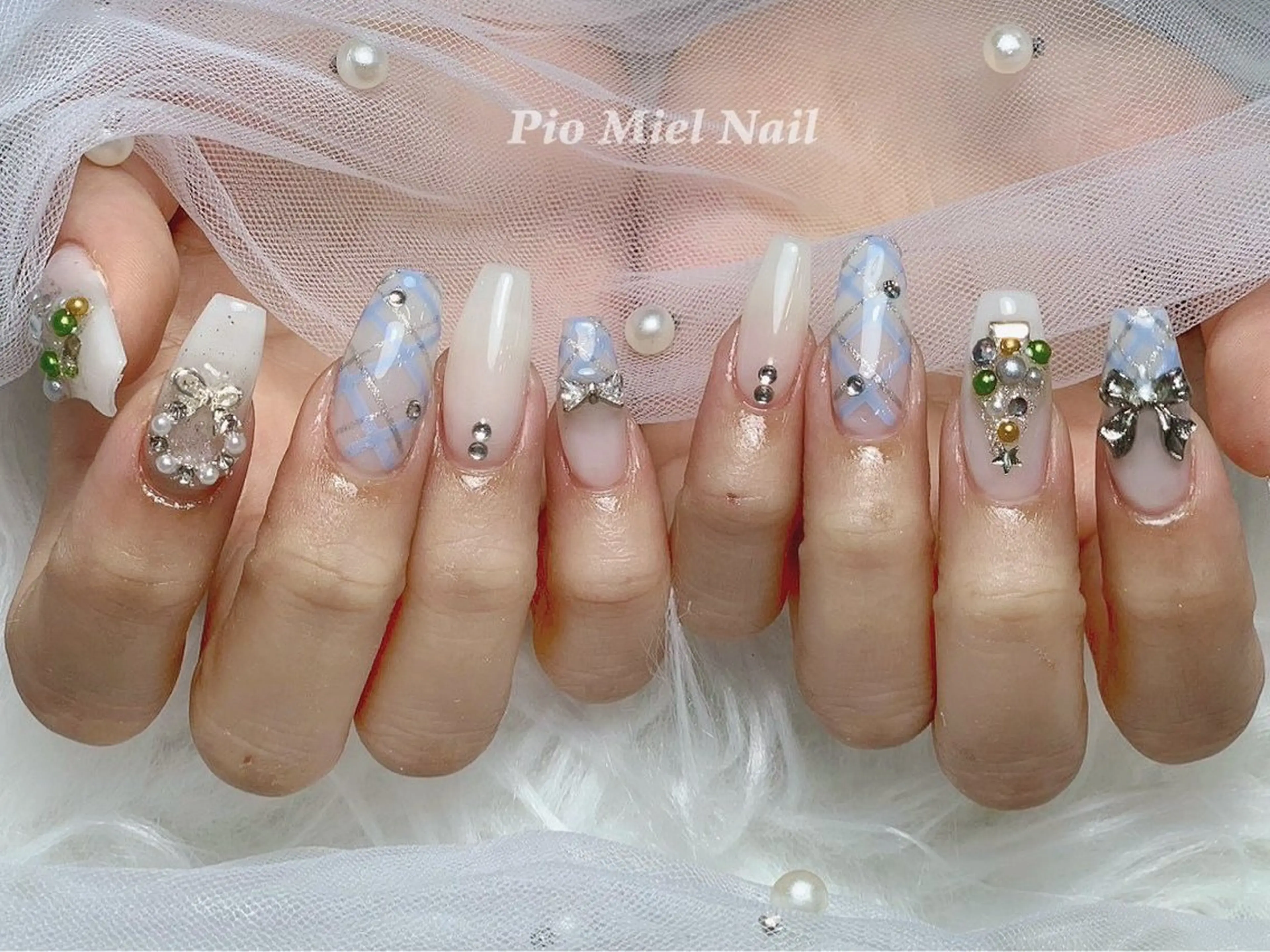 ネイル ブルー リボン シンプルネイル ワンホンネイル ホワイト ハンドネイル momo 長さだしのネイルデザイン