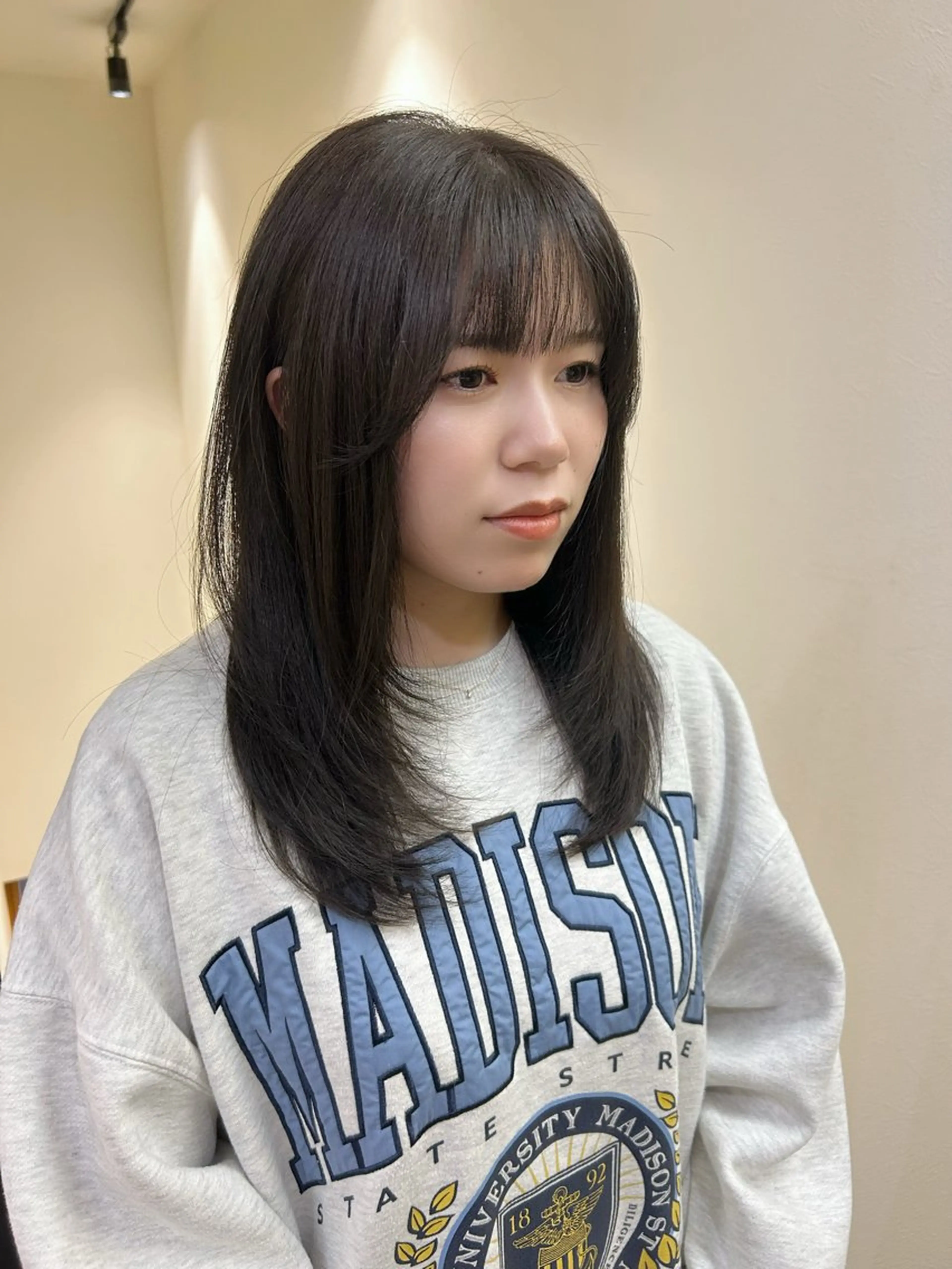 ロング カラー ベージュカラー オリーブベージュ 顔まわりレイヤー レイヤーカット カット ヘアカラー トリートメント hub hair レイヤー/透明感のヘアスタイル