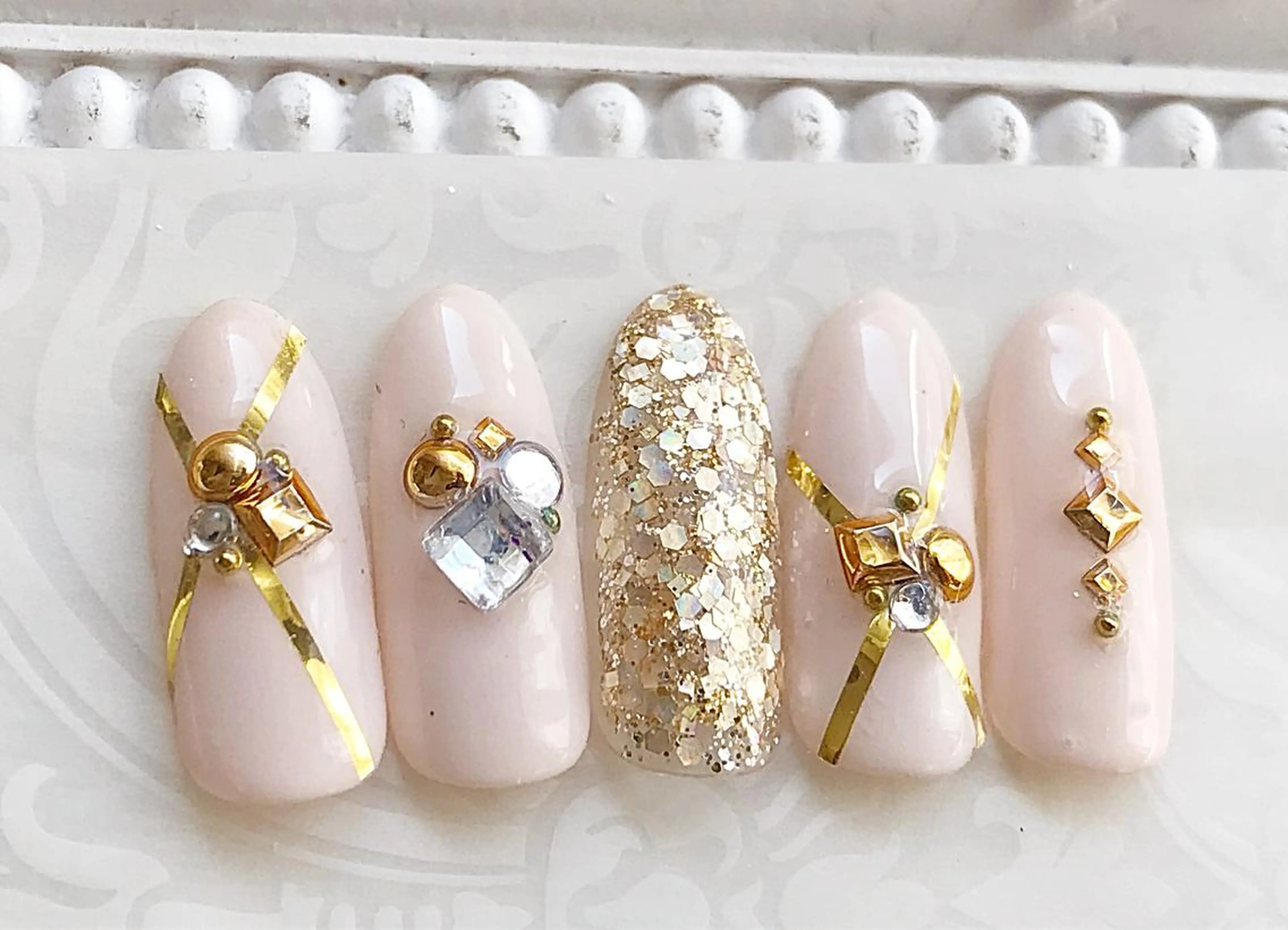 ネイル ゴージャス ピンク ピンクベージュ ストーンネイル Satomi  のネイルデザイン