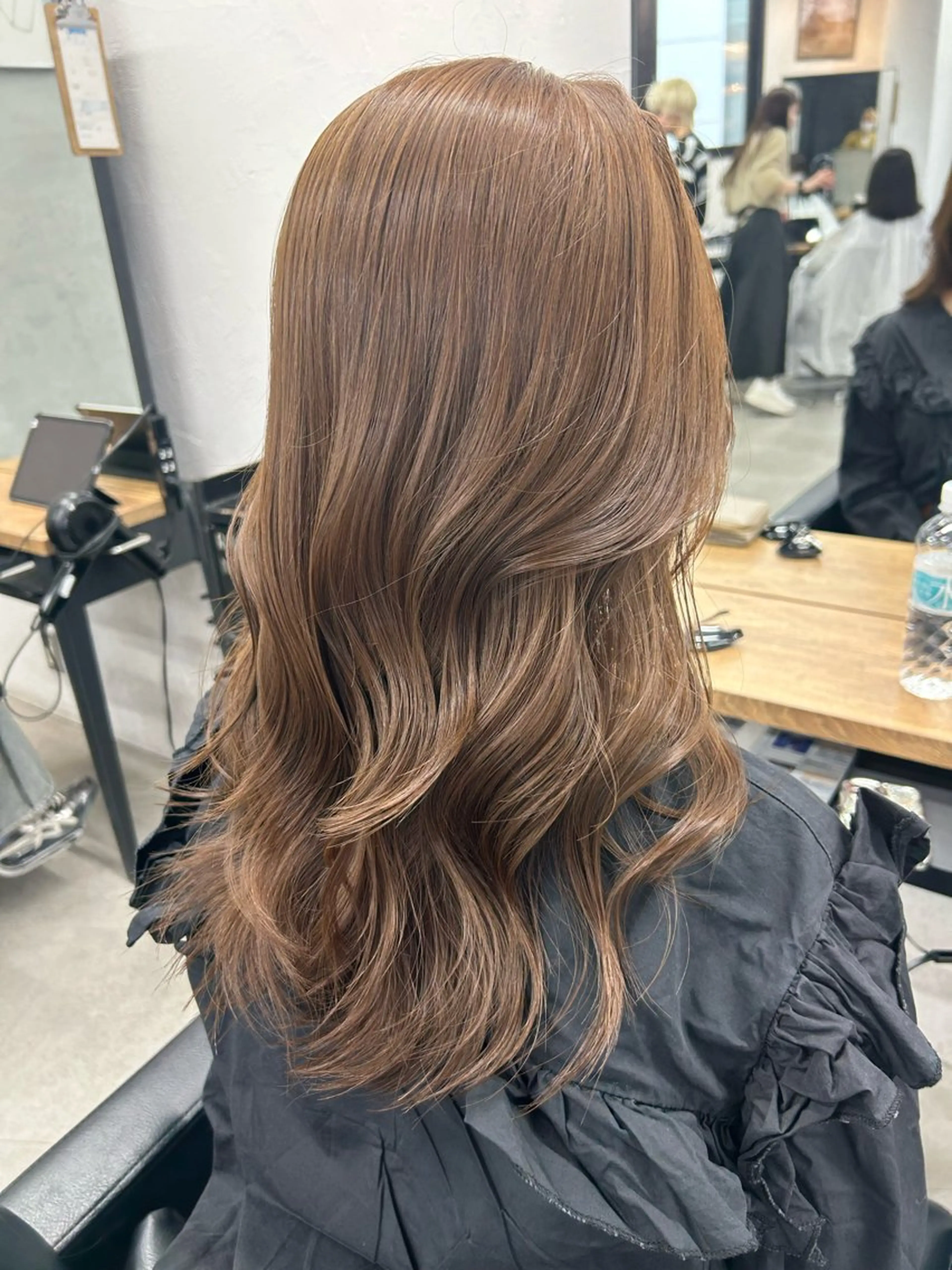 ミディアム カラー ベージュカラー ブリーチ ダブルカラー グレージュ ブリーチなしカラー RYOSUKE ハイトーンのヘアスタイル