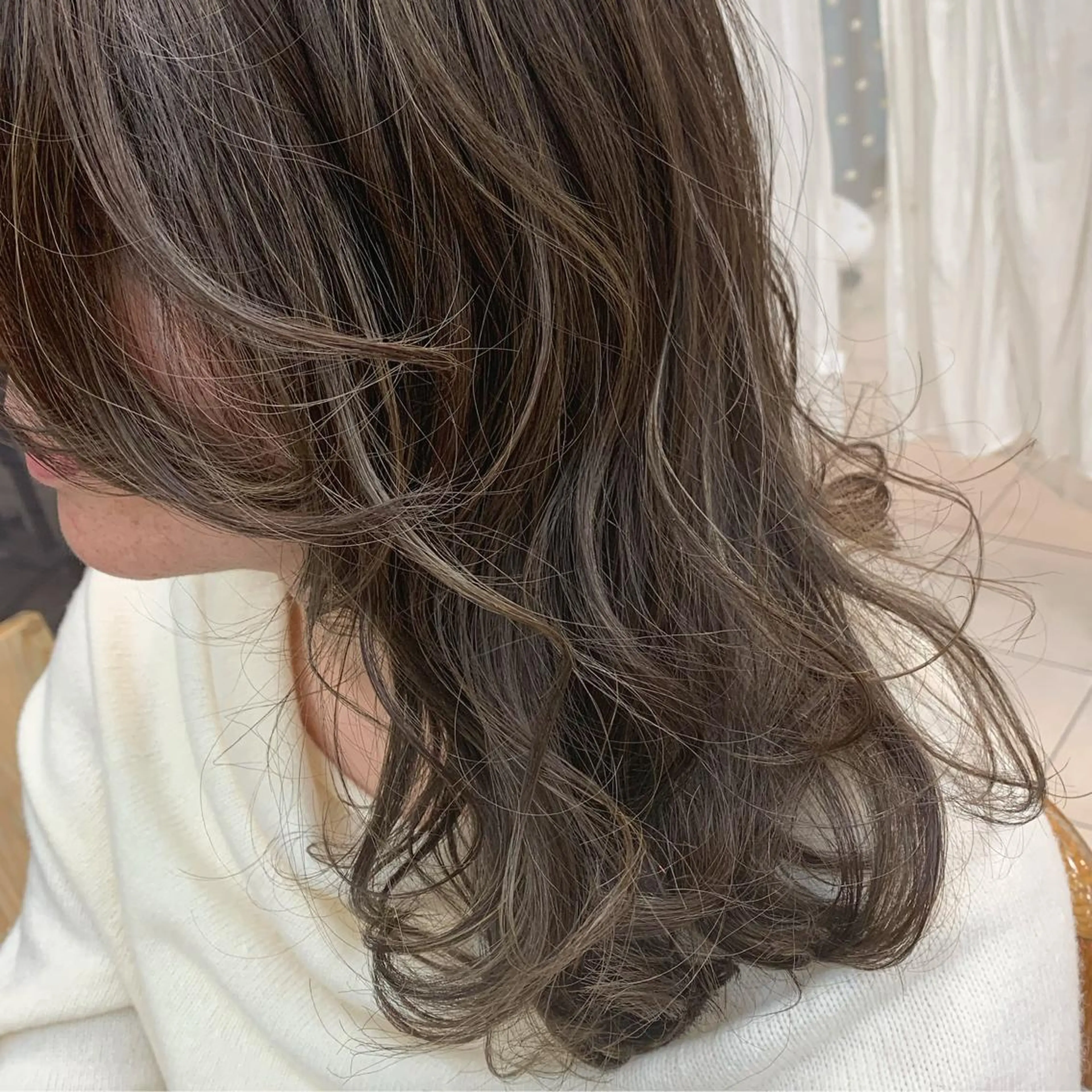 ロング カラー グレージュ ハイライトカラー ハイライト 似合わせ/透明感カラ ー/QUATRO谷口のヘアスタイル