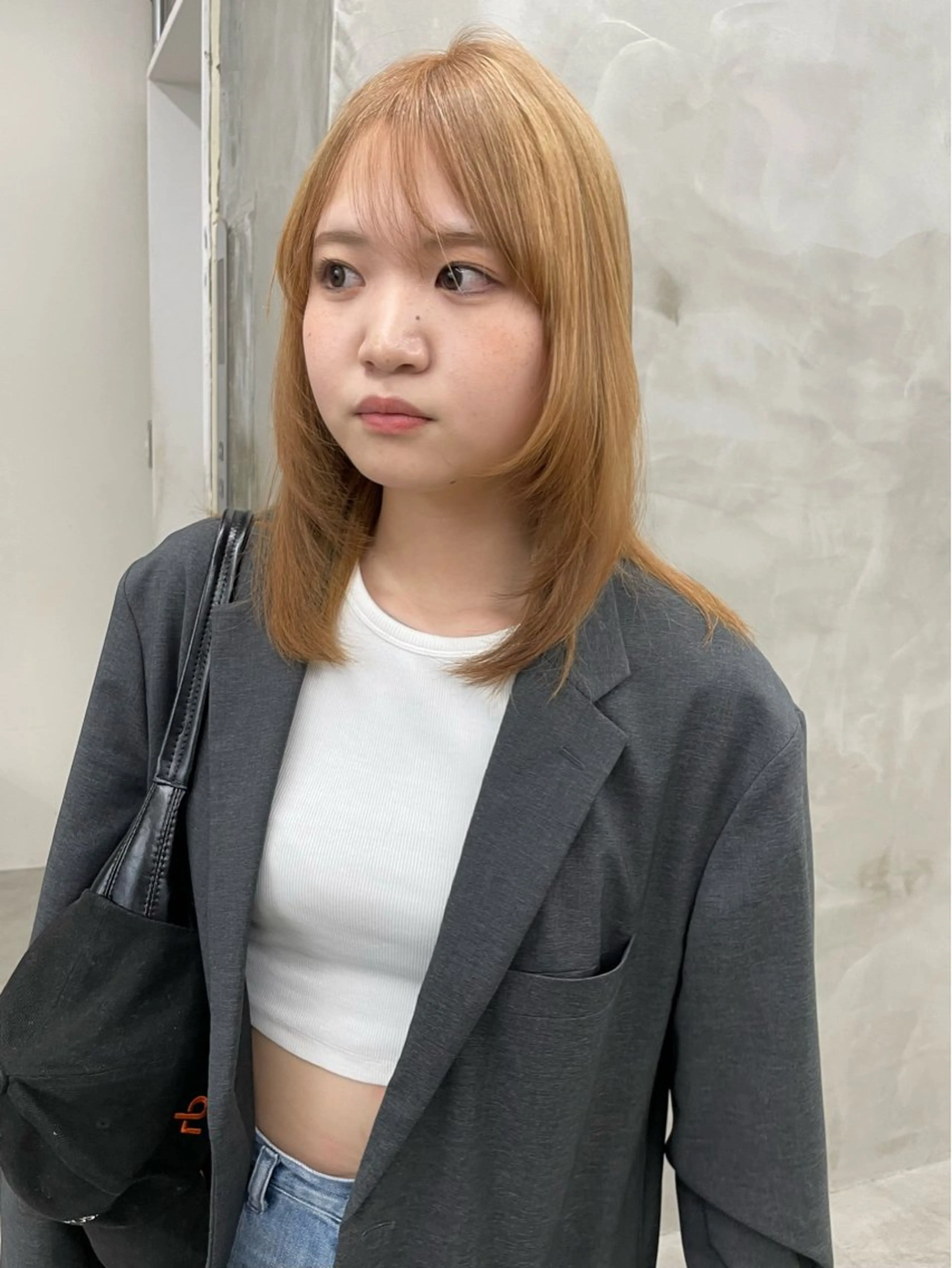 セミロング カラー セミロングパーマ ブリーチ ダブルカラー イヤリングカラー ハイライトカラー カット ヘアカラー トリートメント スパイラルパーマ 🌐hina⭐️のヘアスタイル