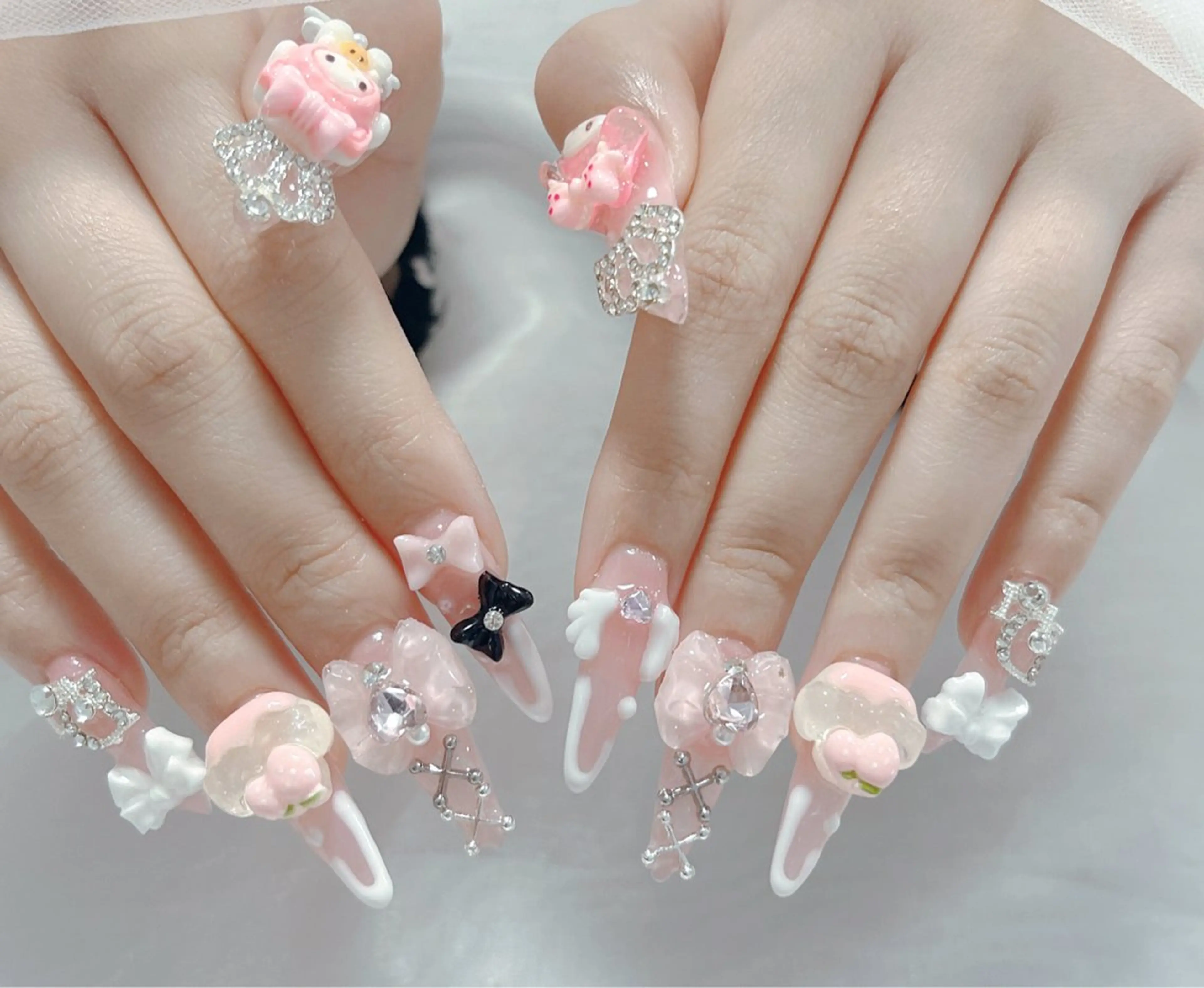 ネイル オーロラネイル クリアネイル フラッシュネイル ジェルネイル グラデーション ハンドネイル Amee Nailsalonのネイルデザイン