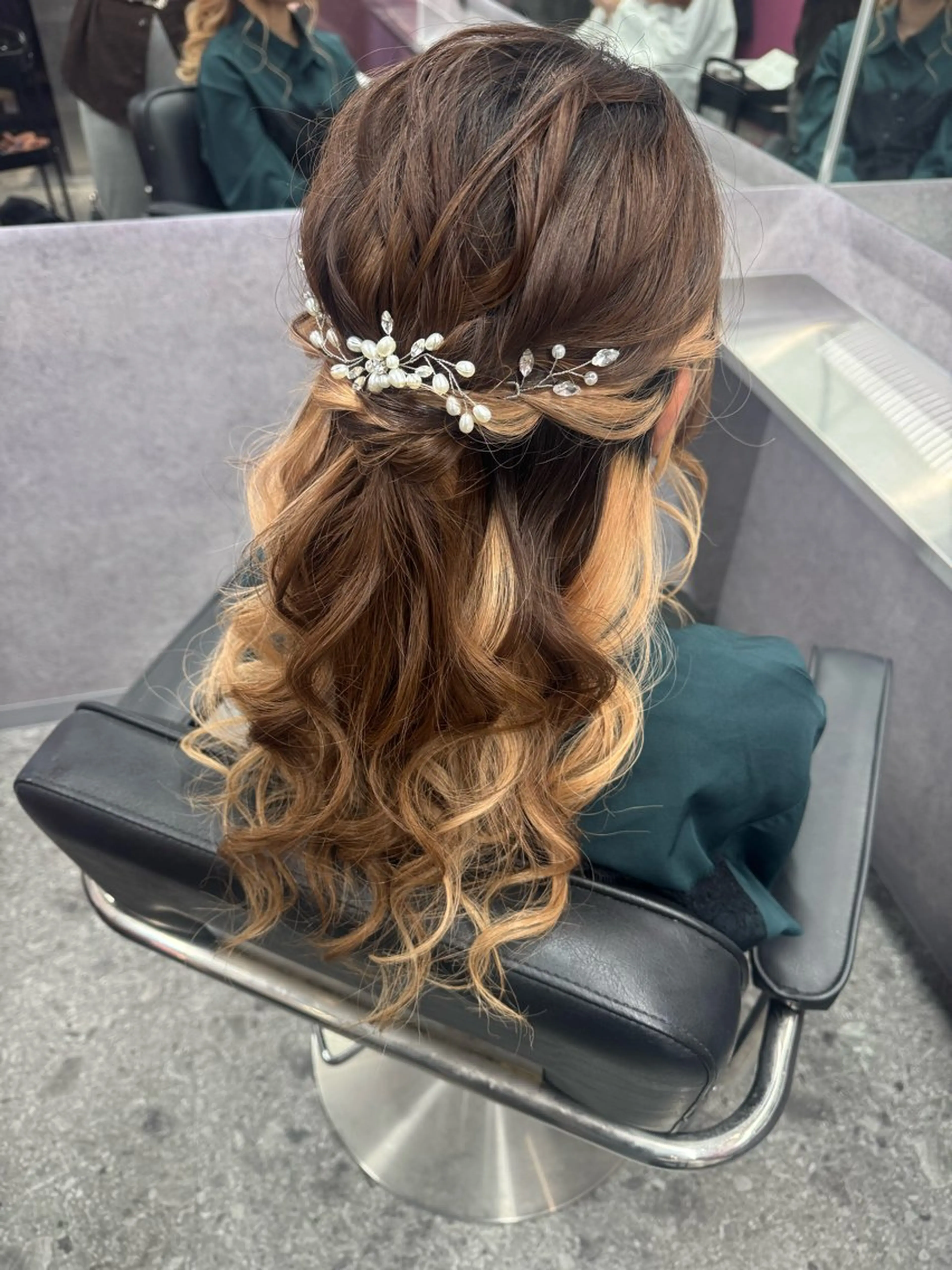 セミロング ヘアアレンジ ヘアセット 艶髪ハイトーン特化 梅田美容室SLYのヘアスタイル