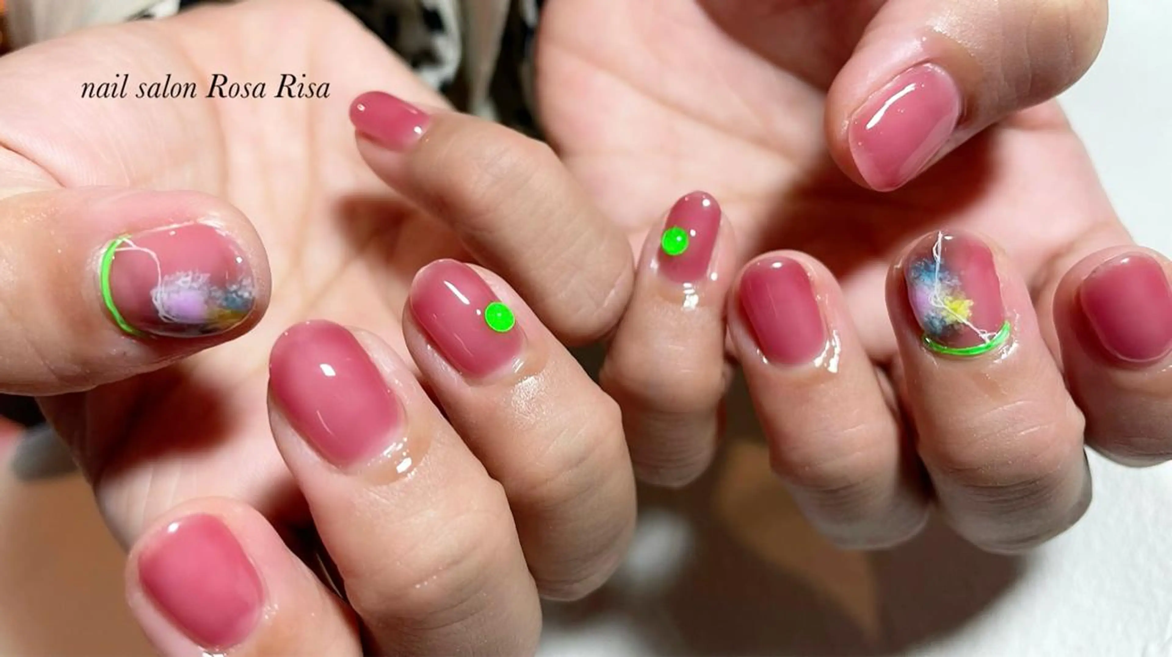 ショート ネイル ストーンネイル ネイルスタジオ シェイクユアハンズのネイルデザイン